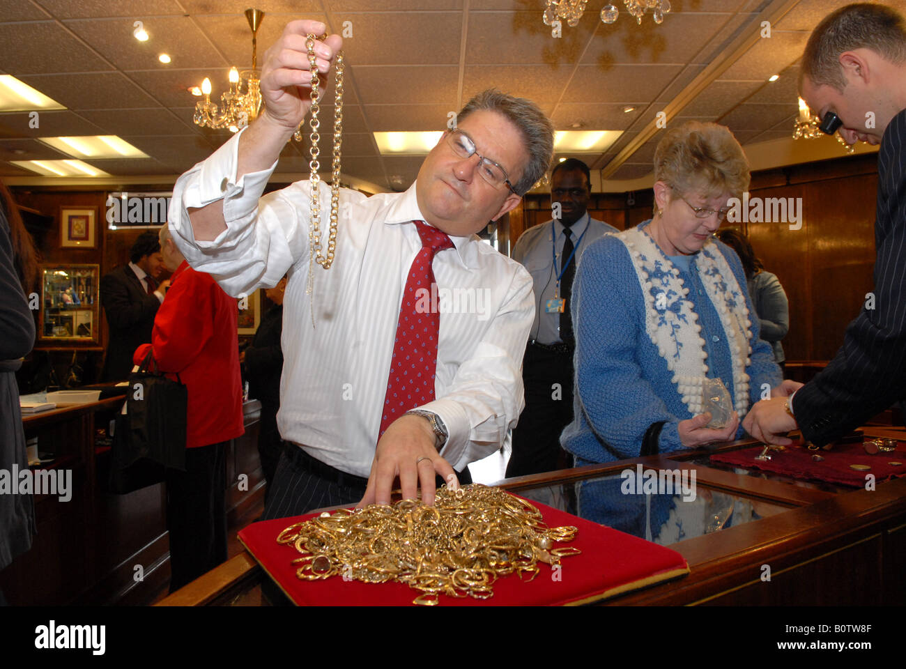 Gold valuation as customers cash in their old gold Stock Photo