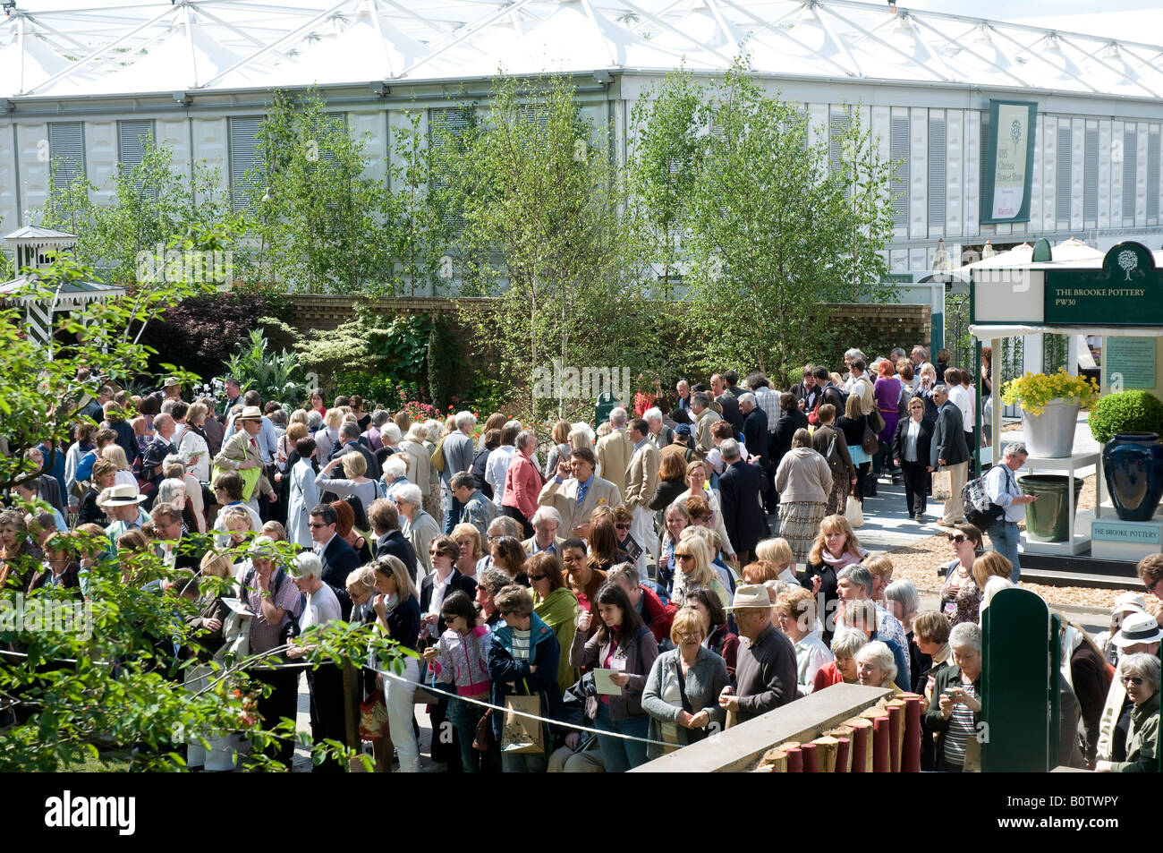 Crowds at the RHS Chelsea Flower Show, sponsored by Marshalls, London, England May 2008 Stock Photo