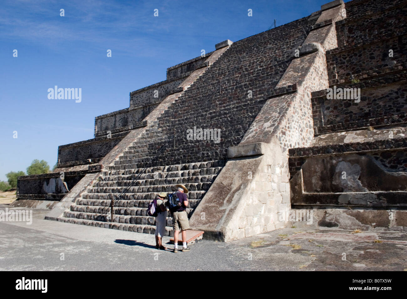 Tourists prepare to climb the Pyramid of the Moon at Teotihuacan, Mexico's third largest pyramid in the pre-Columbian cities, Stock Photo
