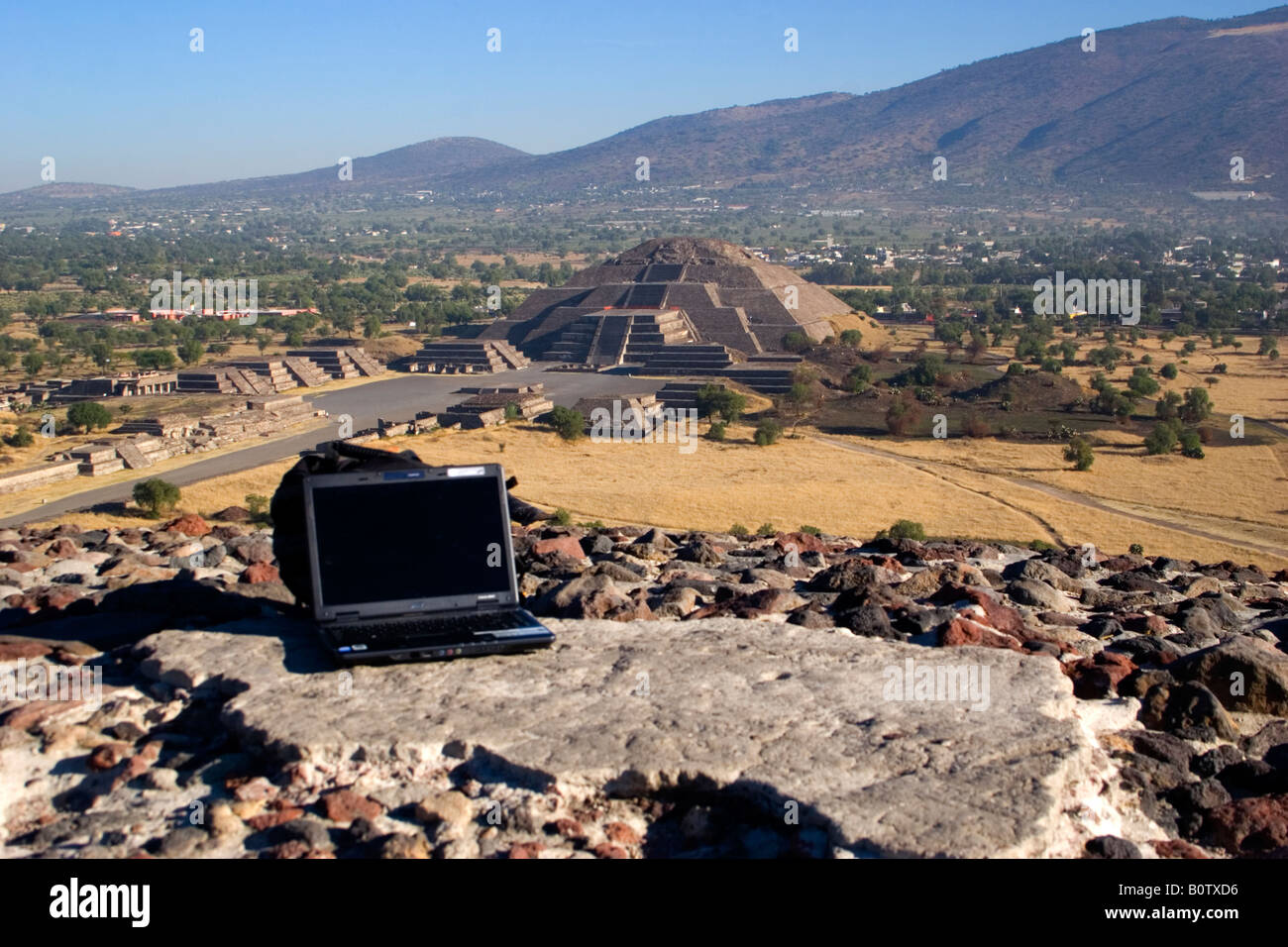 Checking for hotspots on the Pramid of the Sun, Teotihuacan, Mexico Stock Photo