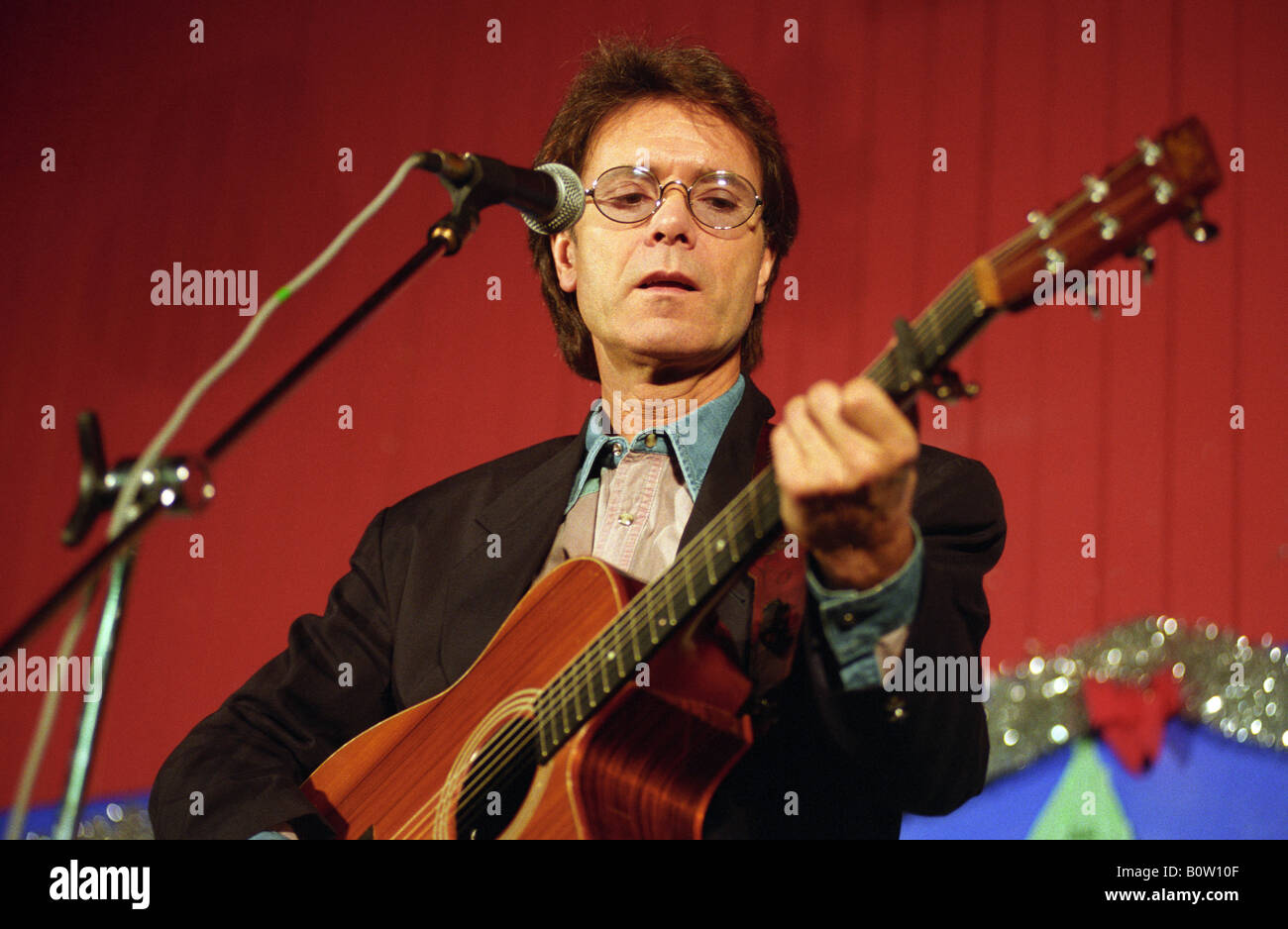 Cliff Richard performing singing and playing guitar in 1993. Picture by DAVID BAGNALL Stock Photo