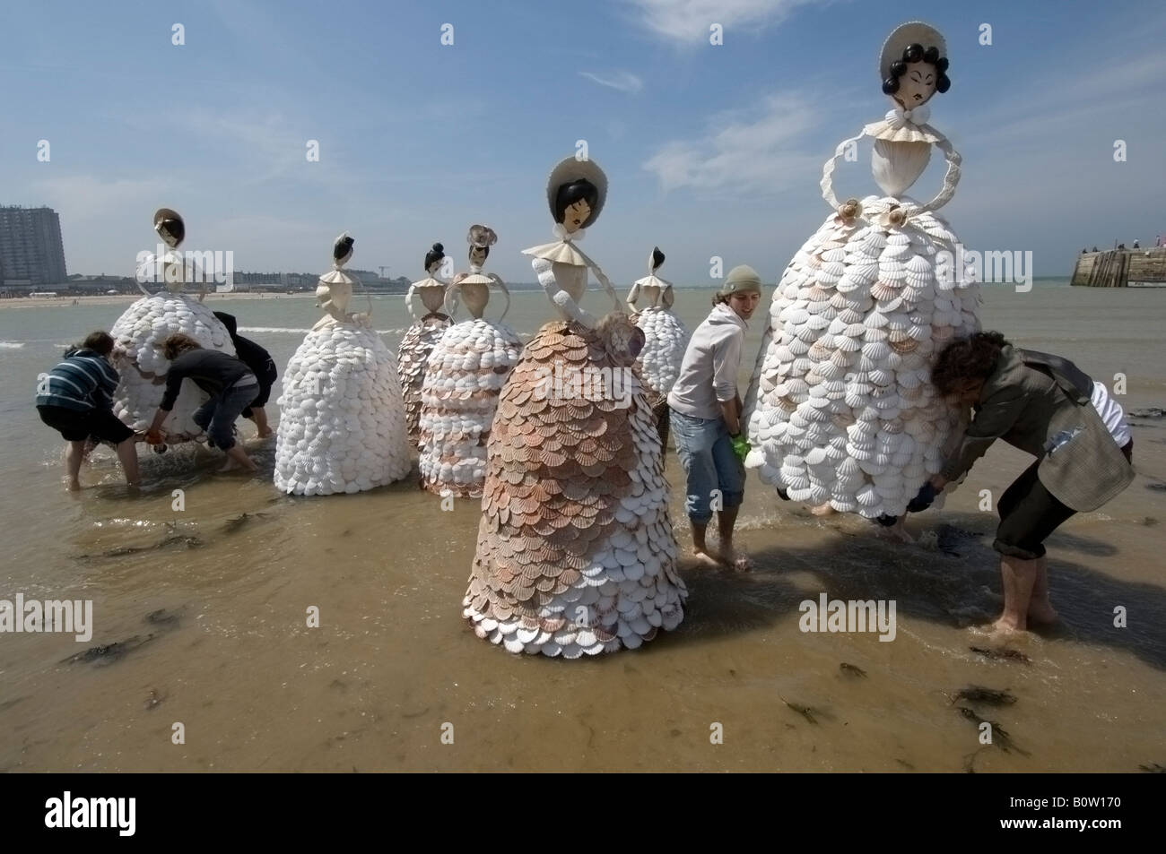 A group of 7ft high shell ladies on Margate Beach Stock Photo