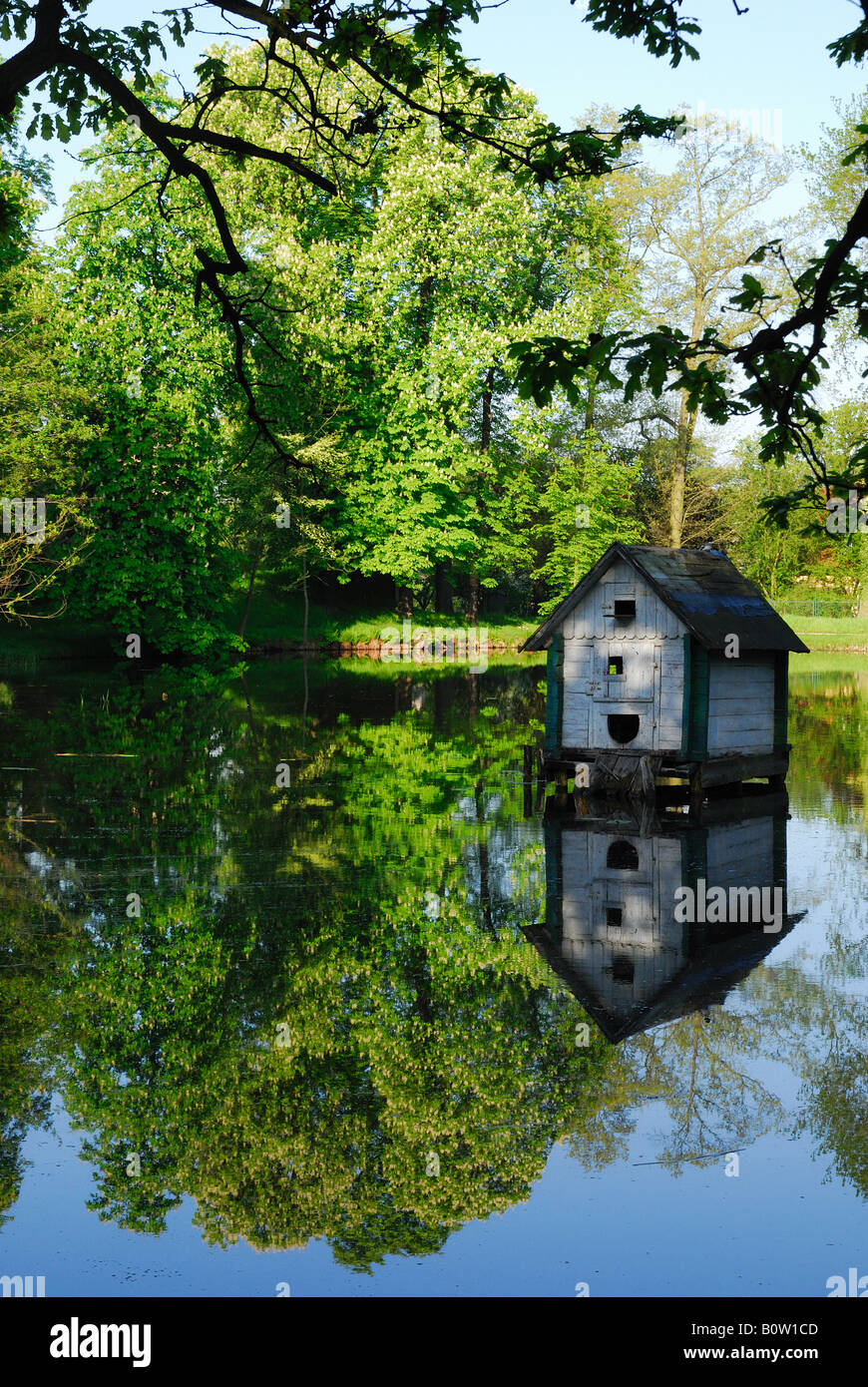 Wooden duck house hires stock photography and images Alamy