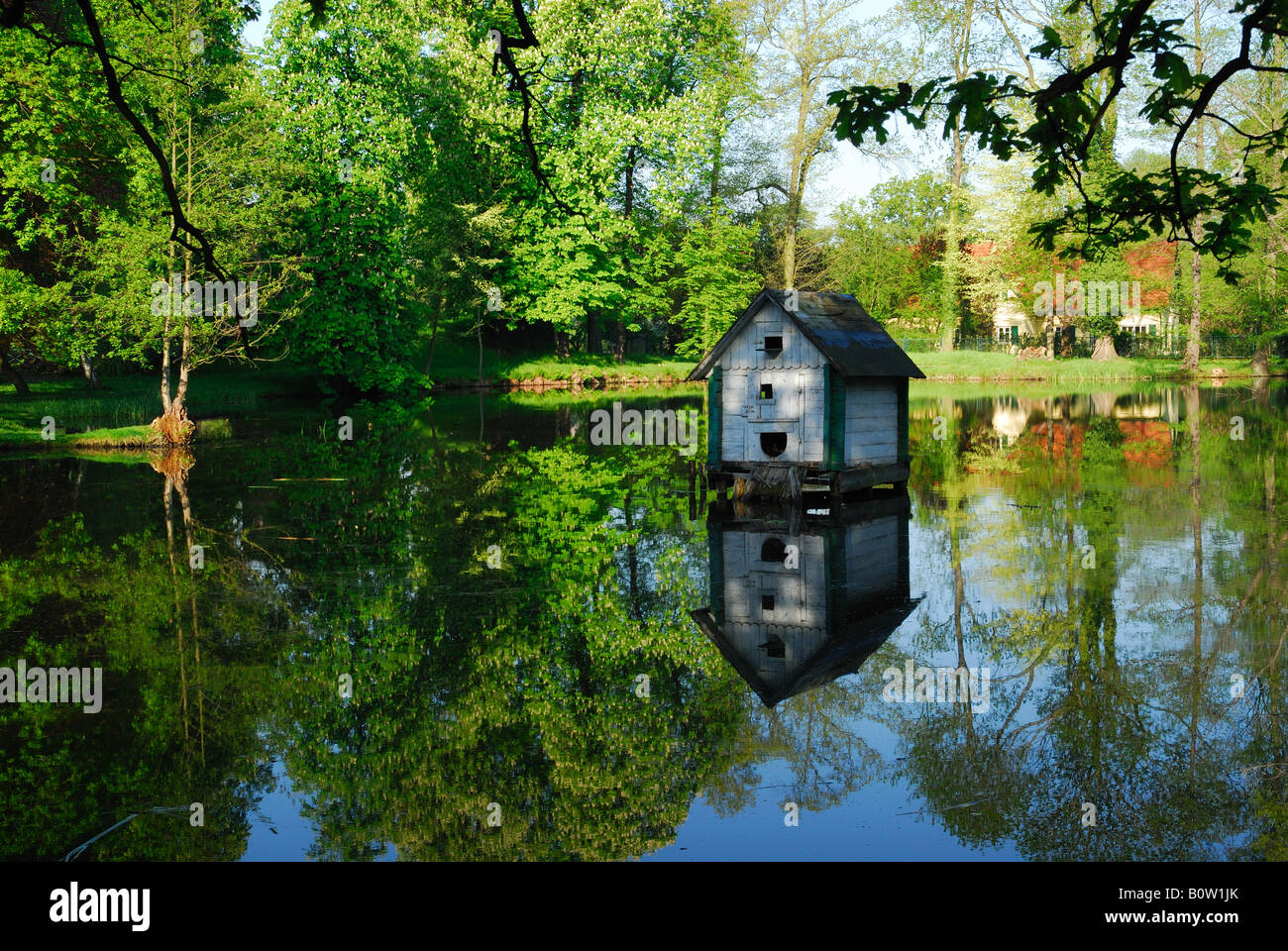 Wooden duck house hires stock photography and images Alamy