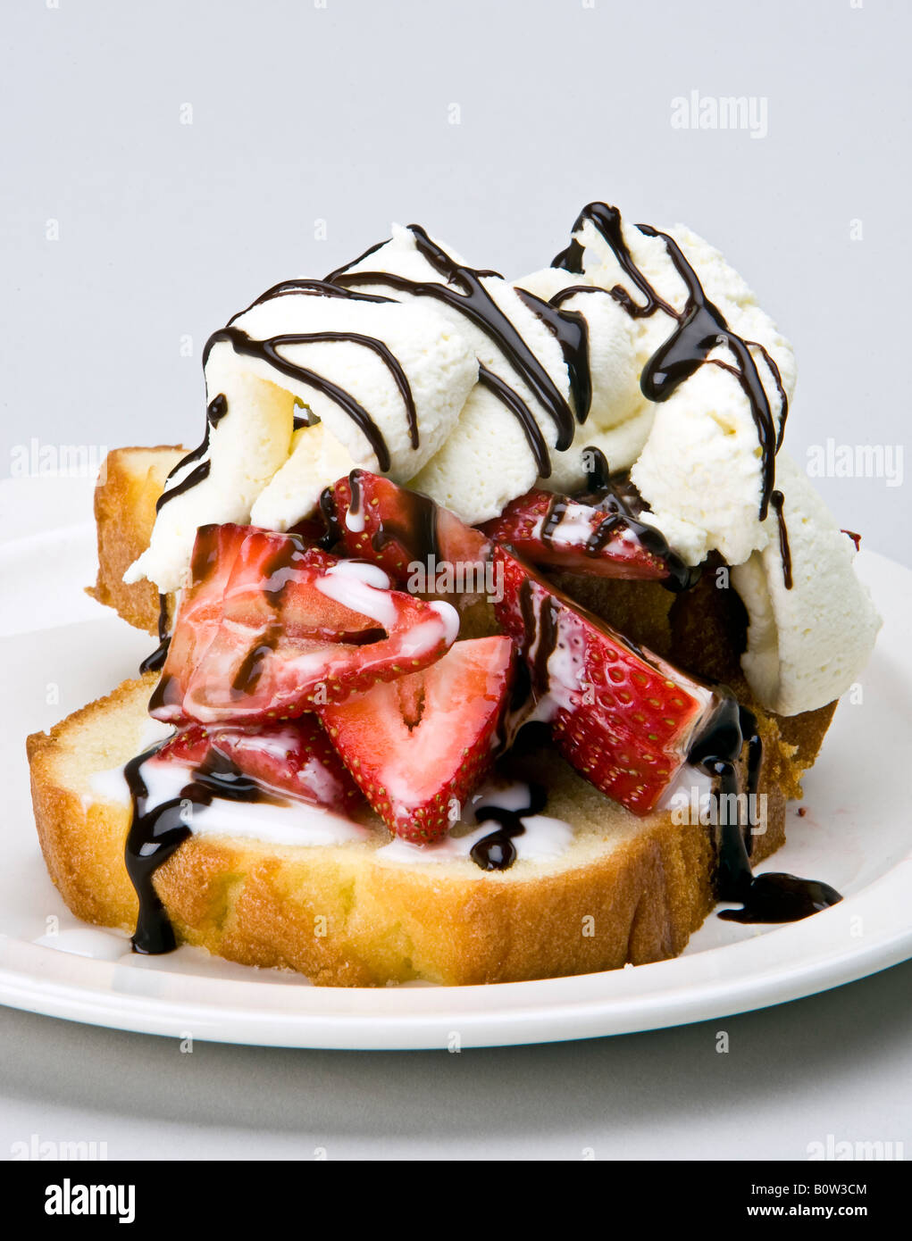 pound cake with strawberries