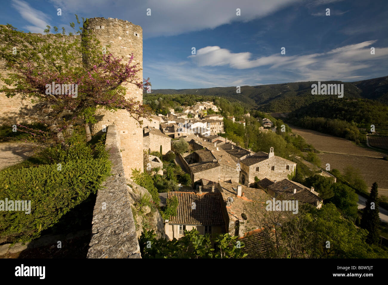 In the Luberon, the Menerbes village (Vaucluse - France). Village de Ménerbes 84560 (Vaucluse 84 - France). Stock Photo