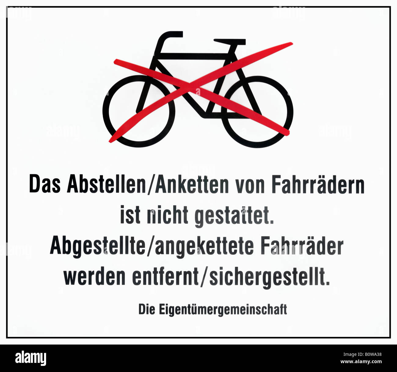 Sign (German), 'No parking or chaining up of bicycles allowed - Parked or chained up bicycles will be removed, Property Owners' Stock Photo