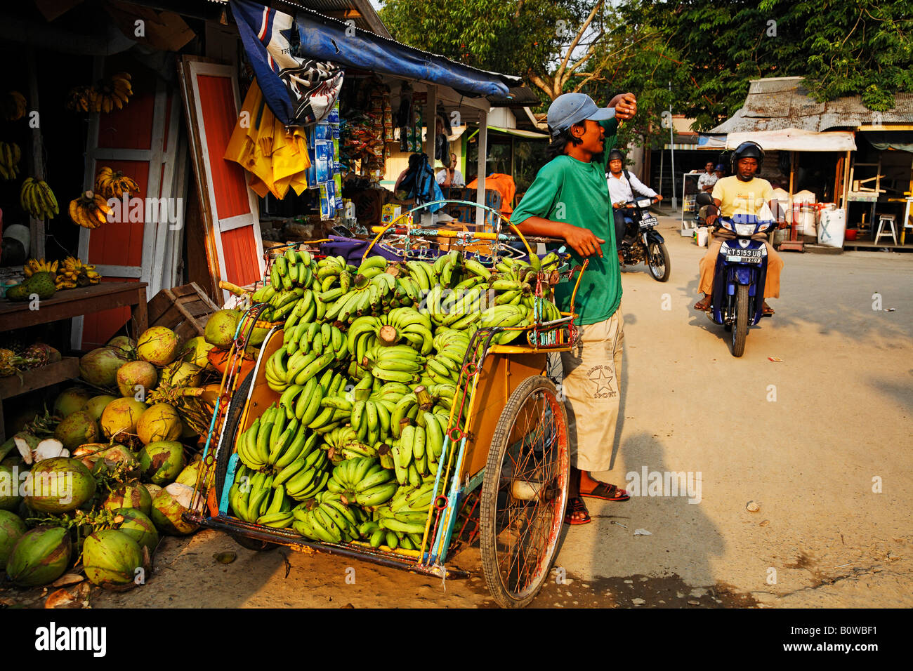 Produce vendor selling bananas in Tenggarong, East Kalimantan, Borneo, Indonesia Stock Photo