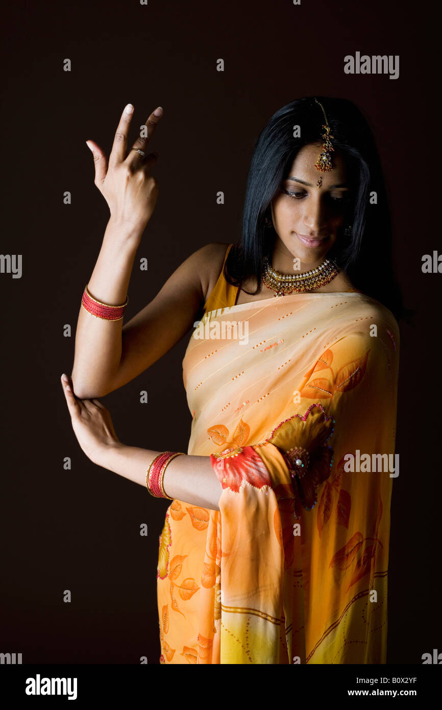 A woman dressed in traditional Indian clothing Stock Photo - Alamy
