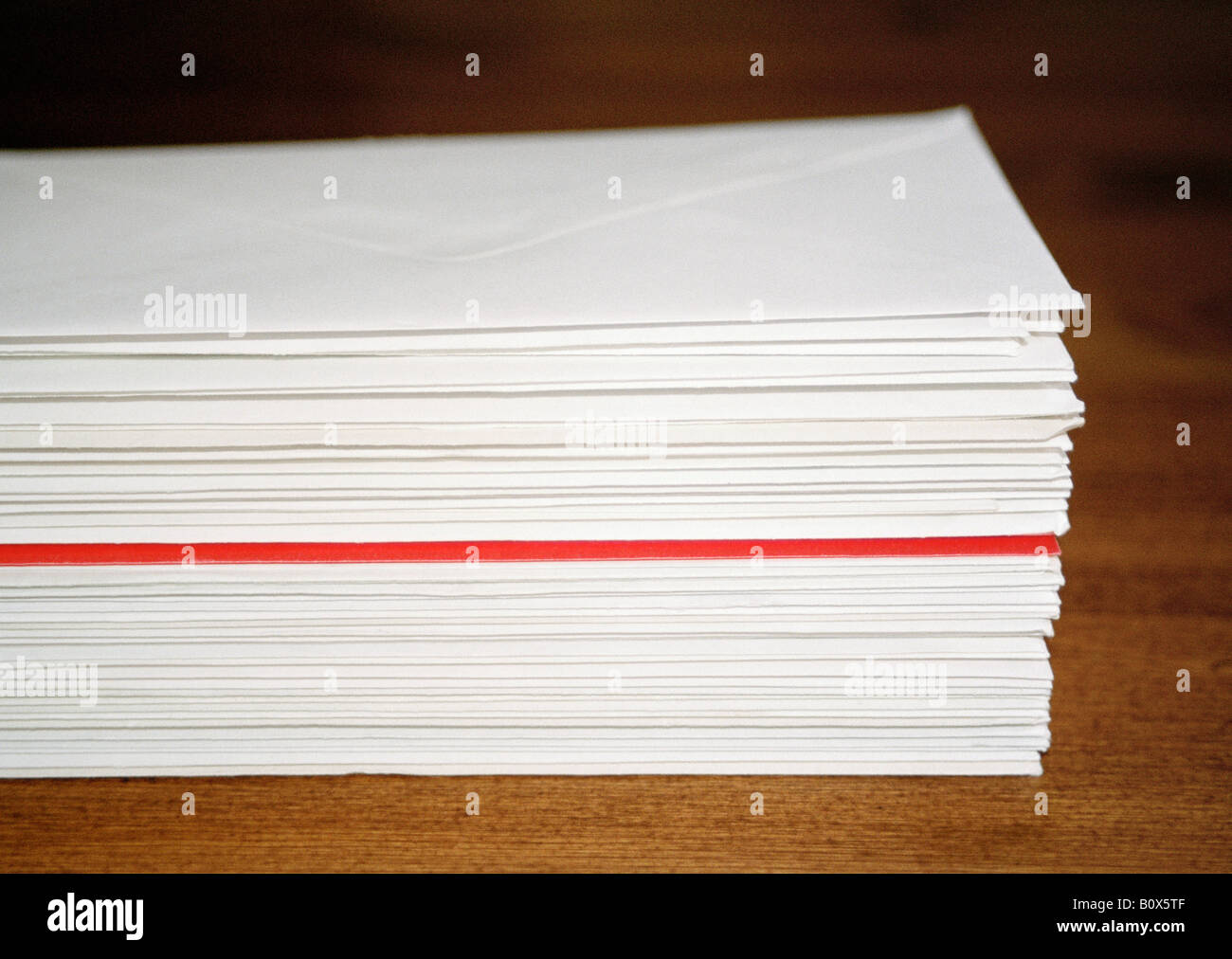 Pile Des Enveloppes Matelassées Photo stock - Image du