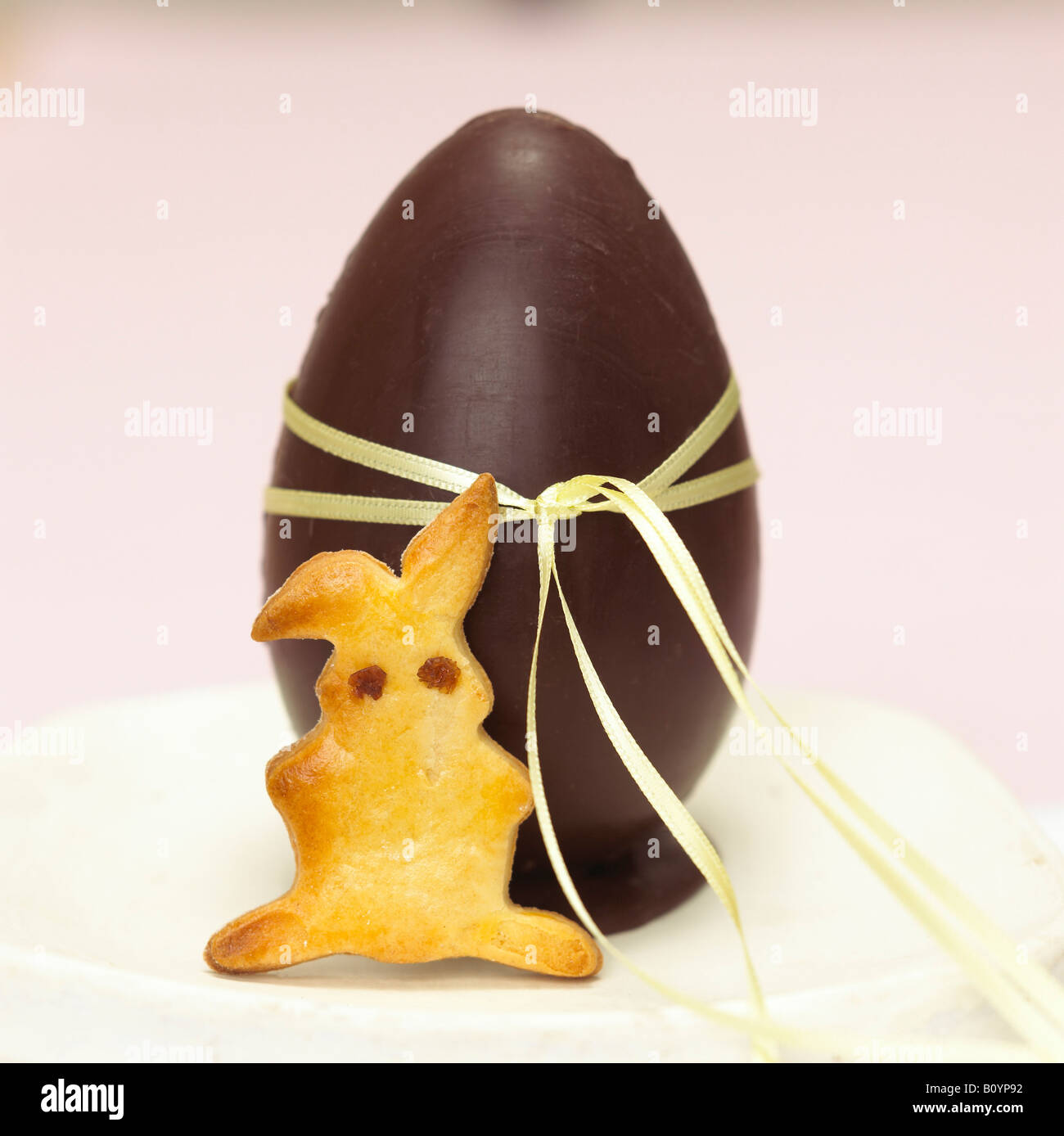 Chocolate Easter egg and easter bunny Stock Photo Alamy