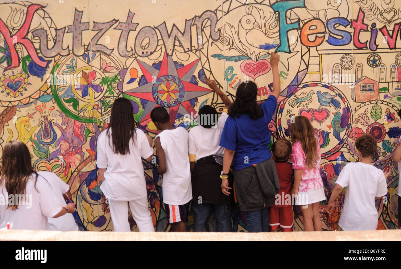 Children painting mural at Kutztown Fair 2006 Stock Photo Alamy
