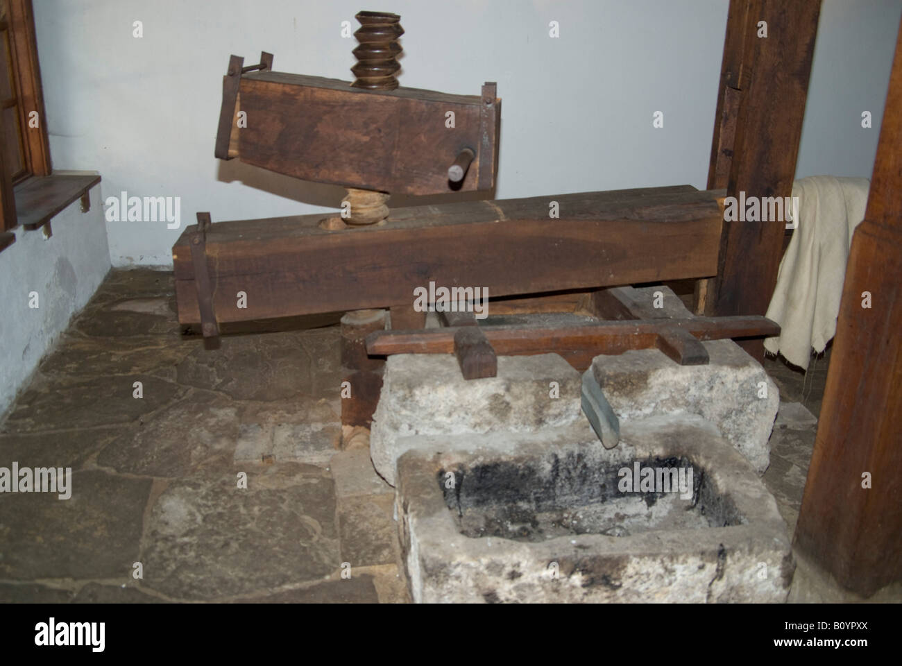 Walnut press hi-res stock photography and images - Alamy