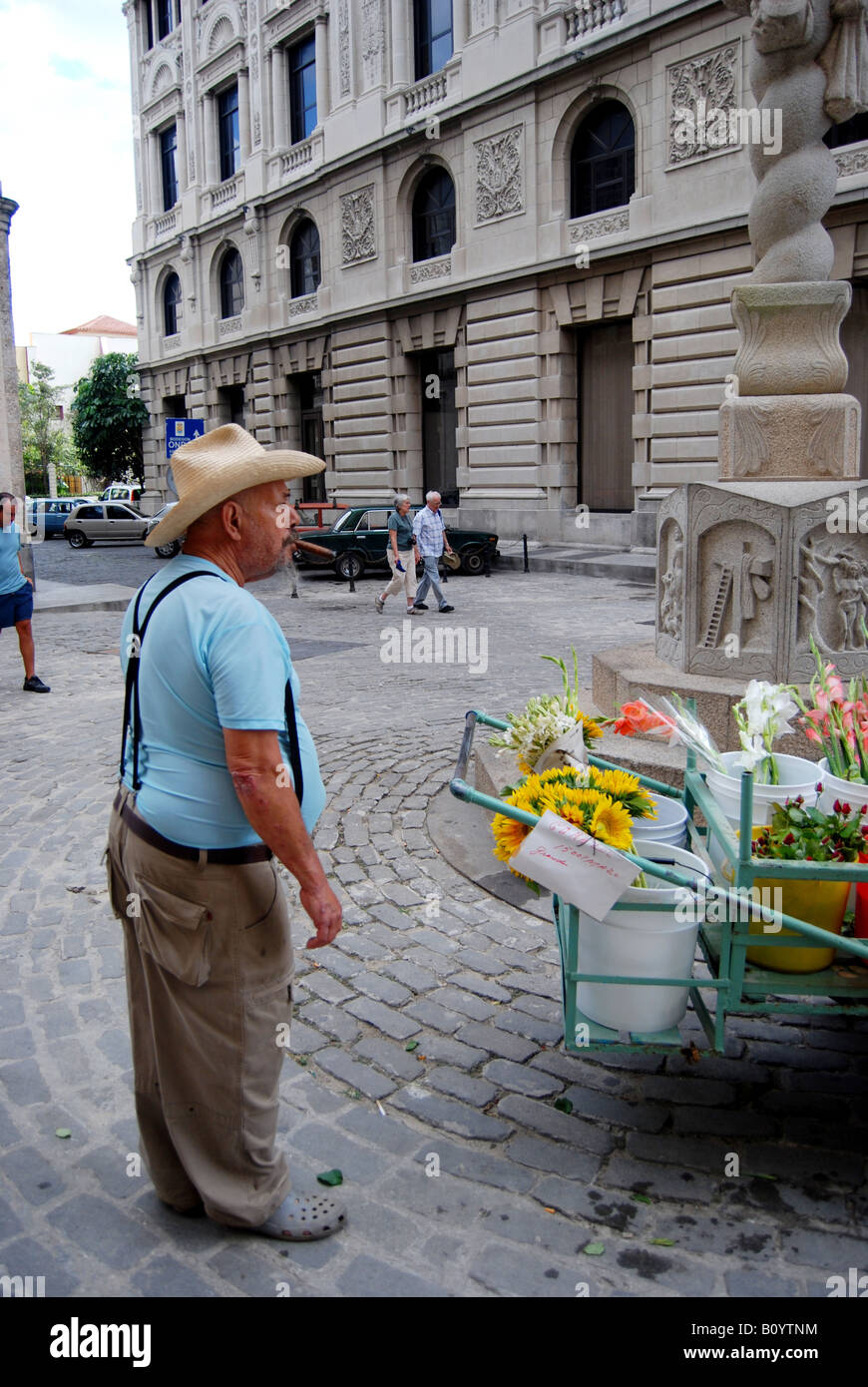 A man selling flowers in the Plaza de San Francisco de Asis Havana Vieja Stock Photo