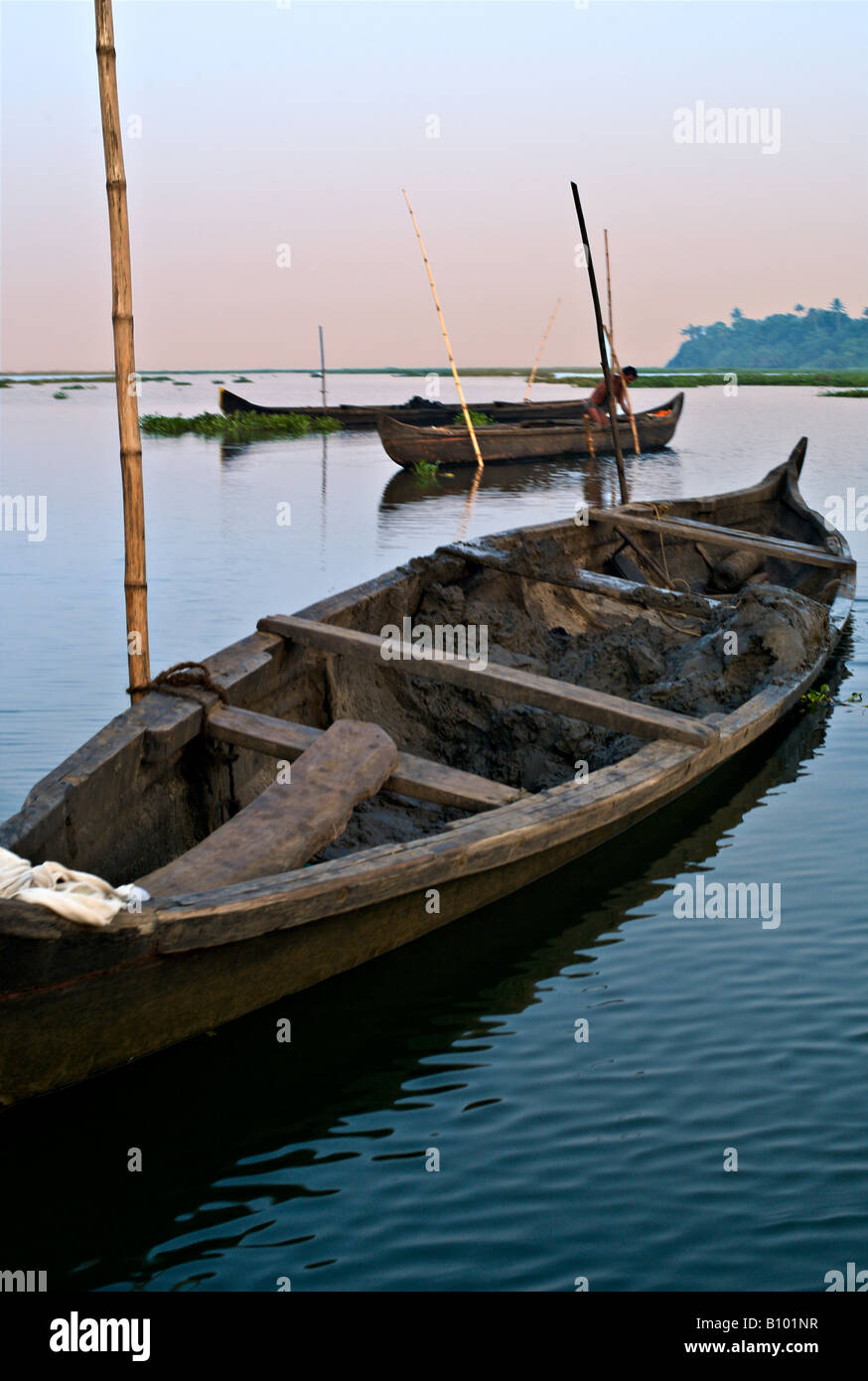 INDIA KERALA Wooden boat full of clay from the bottom of Vembanad Lake Stock Photo