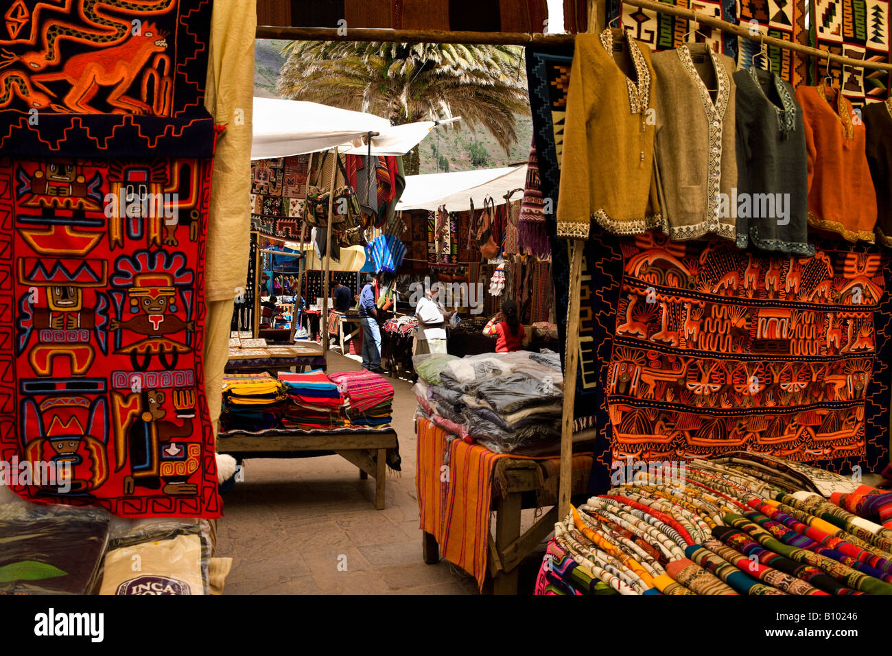 Market in the town of Pisac in The Sacred Valley of the Incas in Peru ...