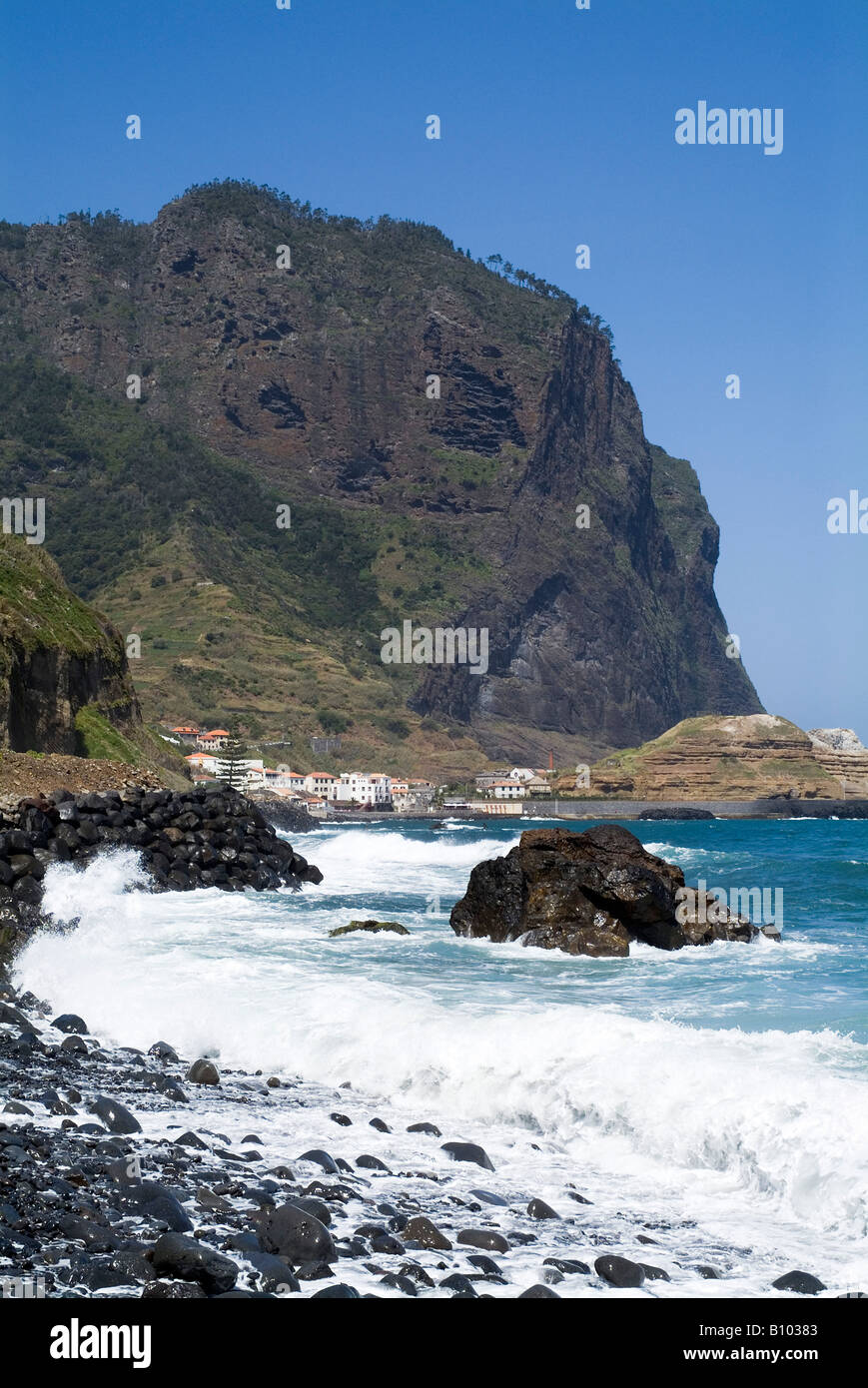 dh Eagle Rock PENHA DE AGUIA MADEIRA Porto da Cruz and seawaves breaking on rocky north coast shore Stock Photo