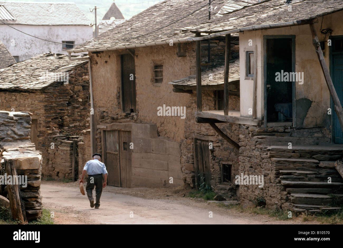 Street scene at Pereda de Ancares in the Sierra de Ancares north of Villafranca del Bierzo, Leon province, Northern Spain Stock Photo
