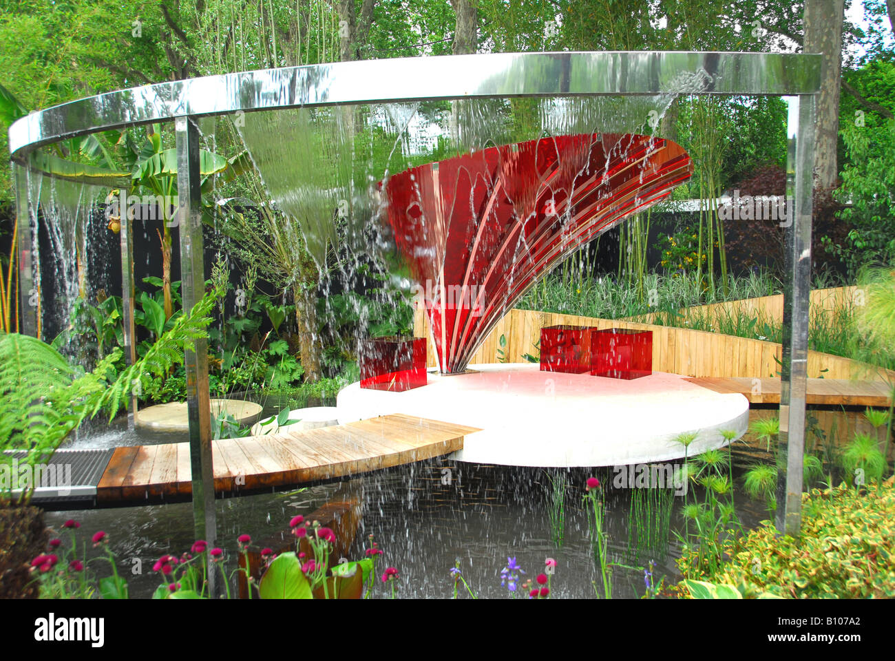 Garden chelsea steel waterfall hi-res stock photography and images - Alamy