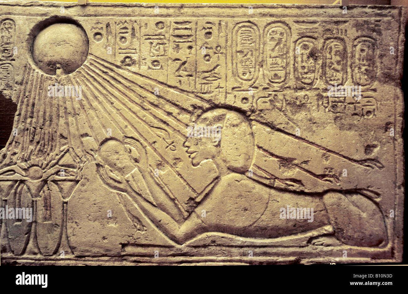 Akhenaton in the form of a sphinx worshipping the rays of Aten.18th Dynasty Egypt Stock Photo