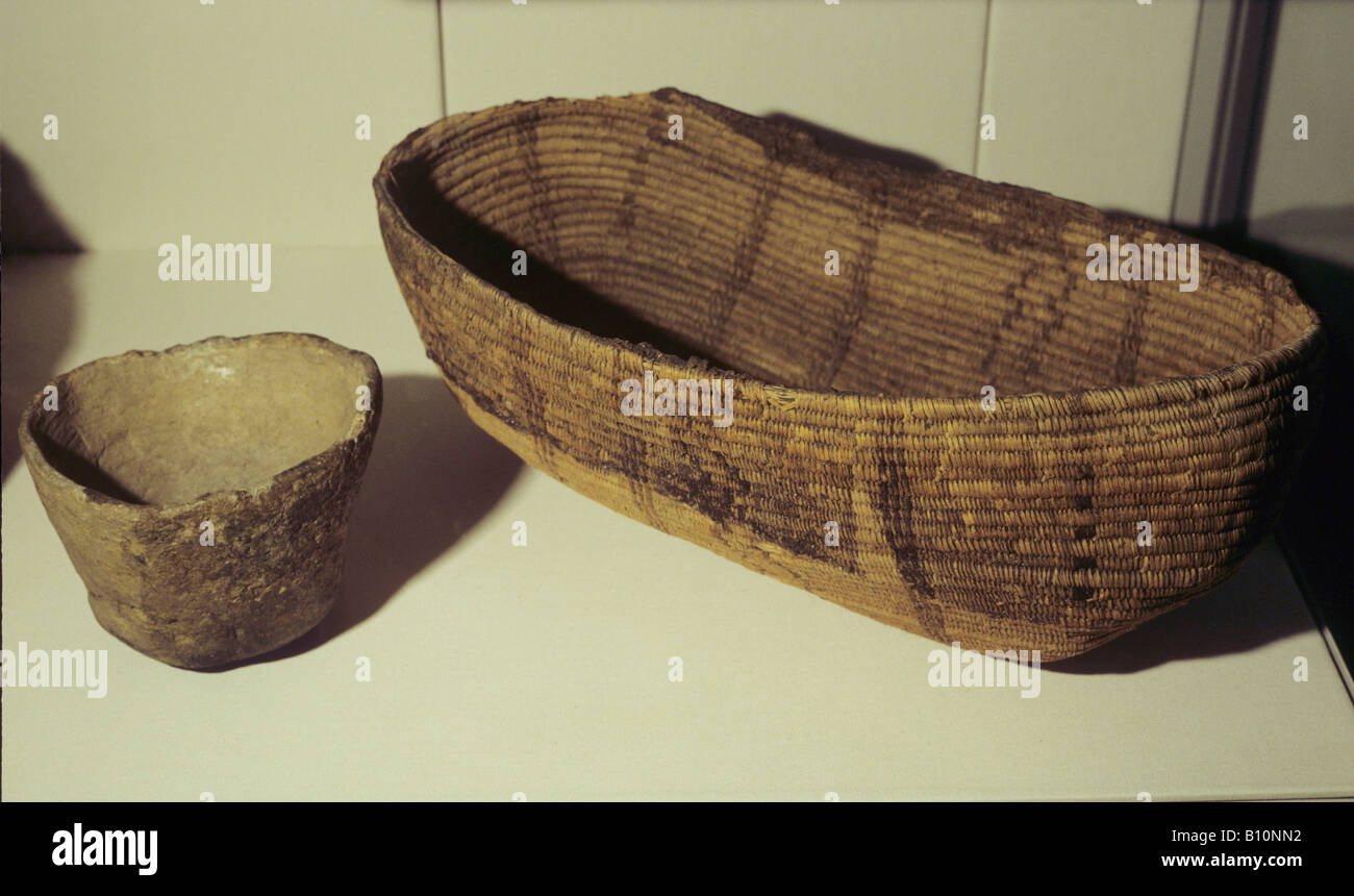 Pottery cup and reed basket. Early predynastic, Fayum culture, 5th mill. BC, Fayum Egypt. Stock Photo