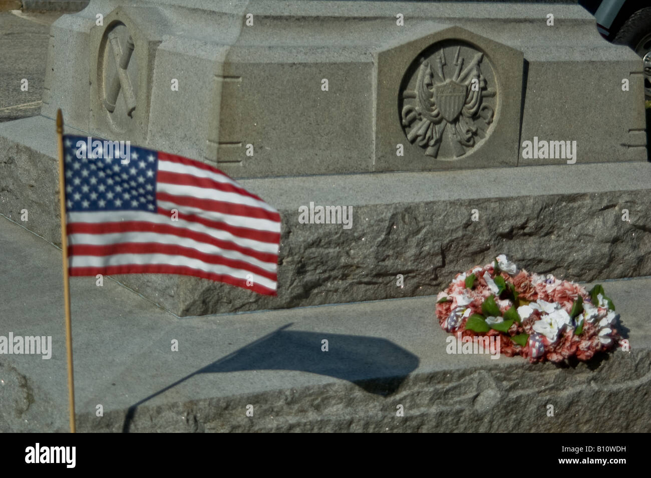 American flag at base of war memorial monument floral wreath Stock ...