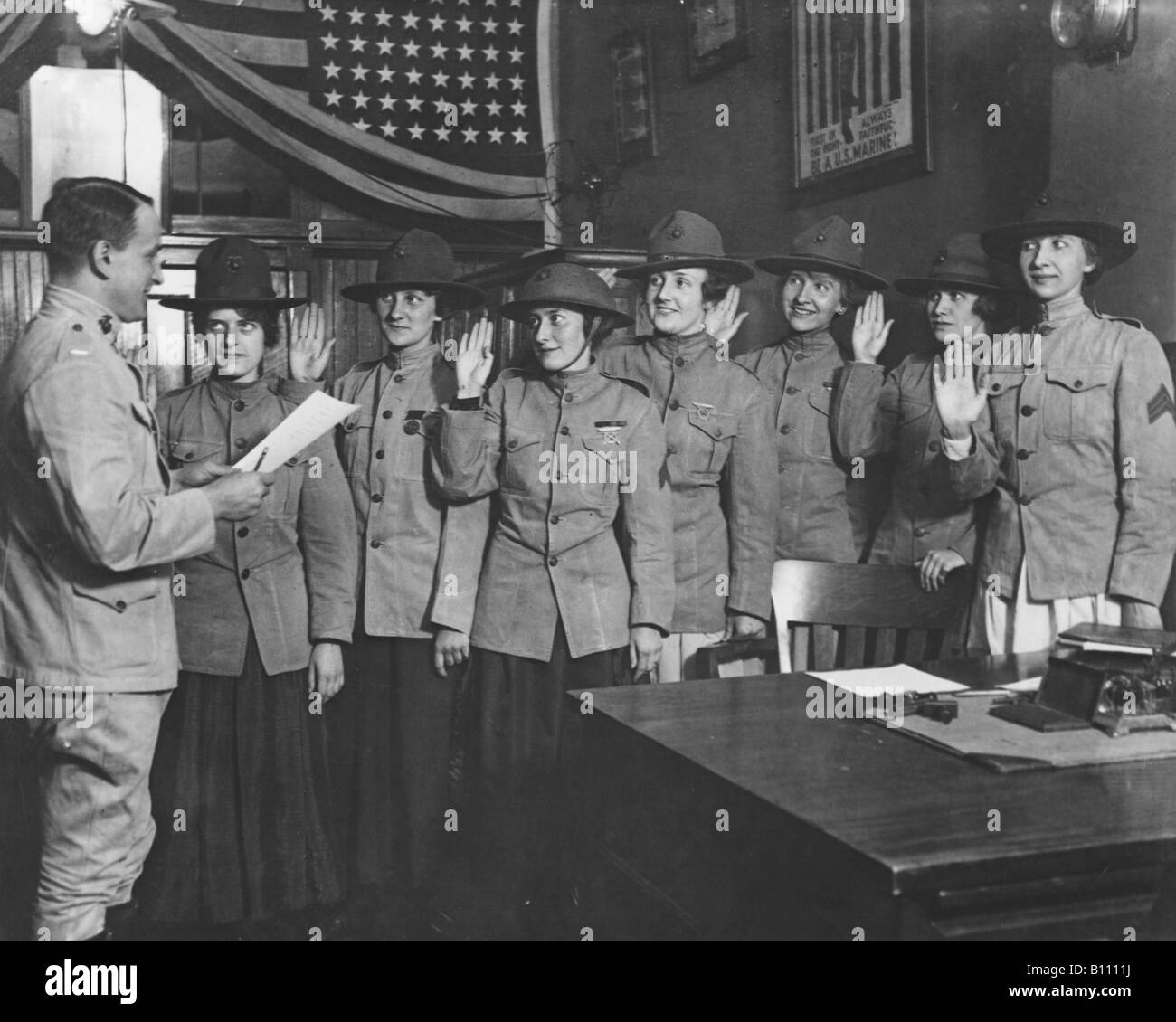 Women taking an oath to serve as marine stenographers in WWI. Stock Photo