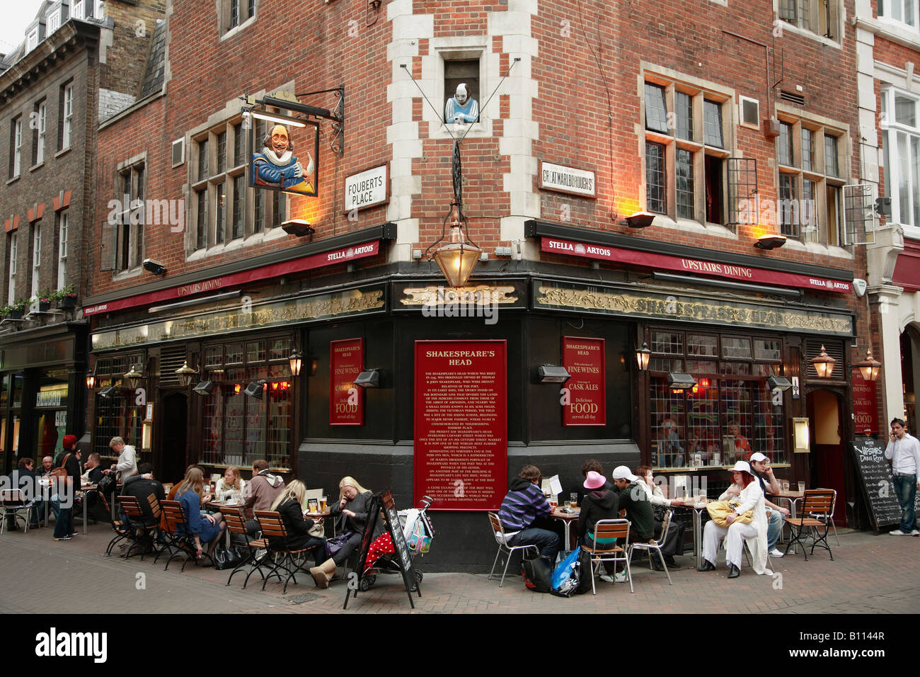 UK Britain England London Shakespeare s Head pub people Stock Photo