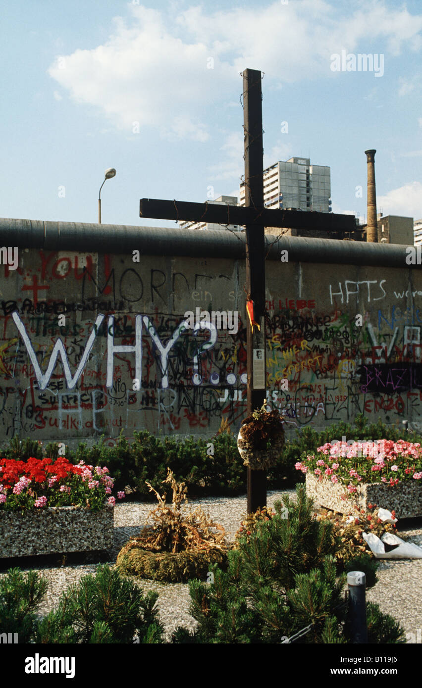 The Berlin Wall for 28yrs symbol of Germany's division 1961-89. Monument to Peter Fechter 18, who died. The question 'Why ?' Stock Photo