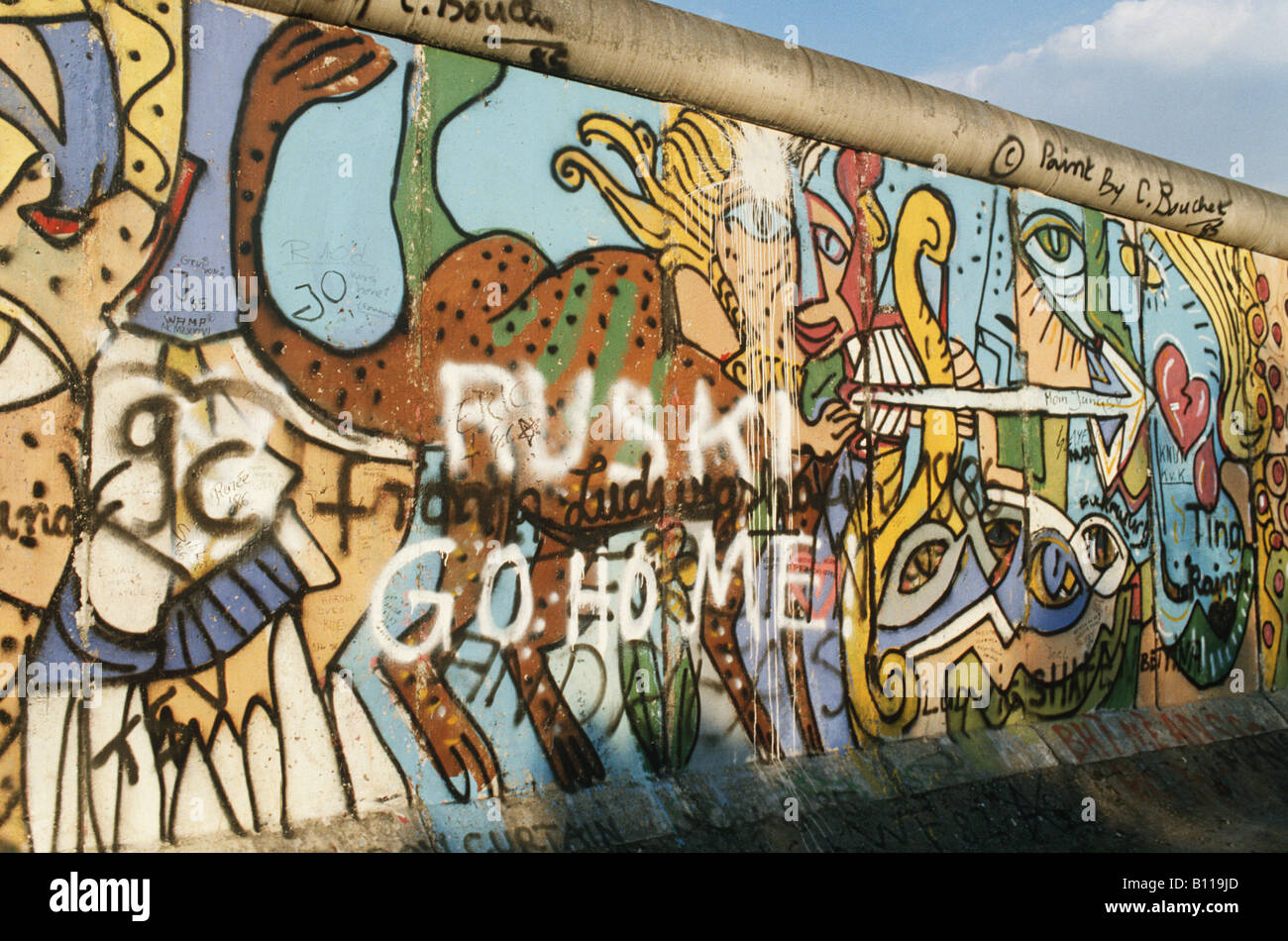 TheBerlinWall symbol ofGermany's former division.The wall separated E.&W.Berlin for 28yrs from 1961-1989.'Ruski go home'graffiti Stock Photo