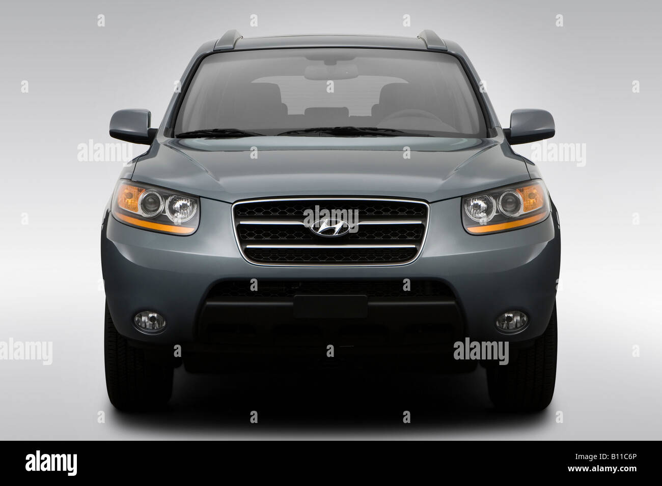 2008 Hyundai Santa Fe Limited in Green - Low/Wide Front Stock Photo - Alamy
