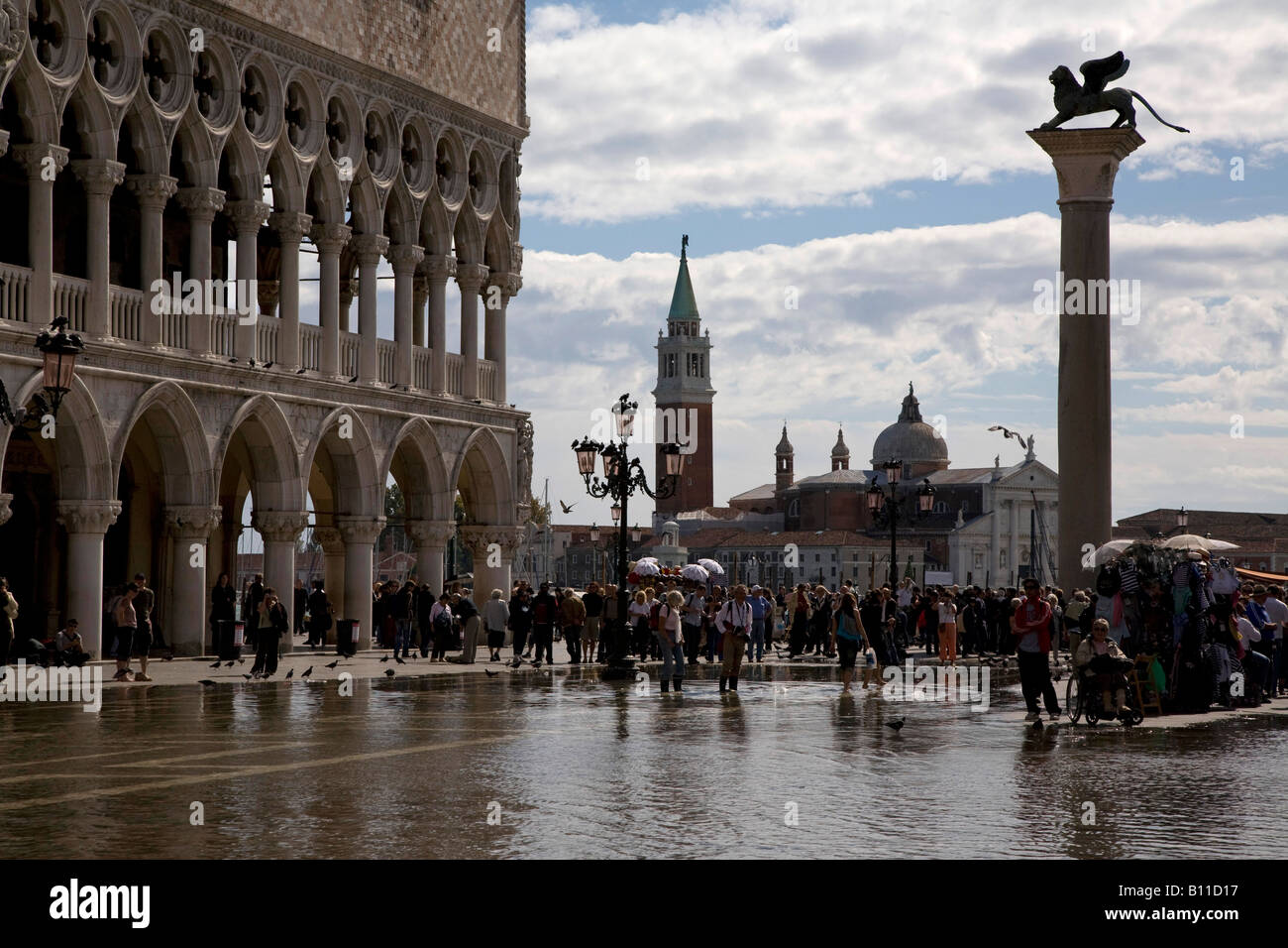 Venedig, Piazetta mit Markuslöwe, Im Hintergrund Santa Maria Maggiore Stock Photo