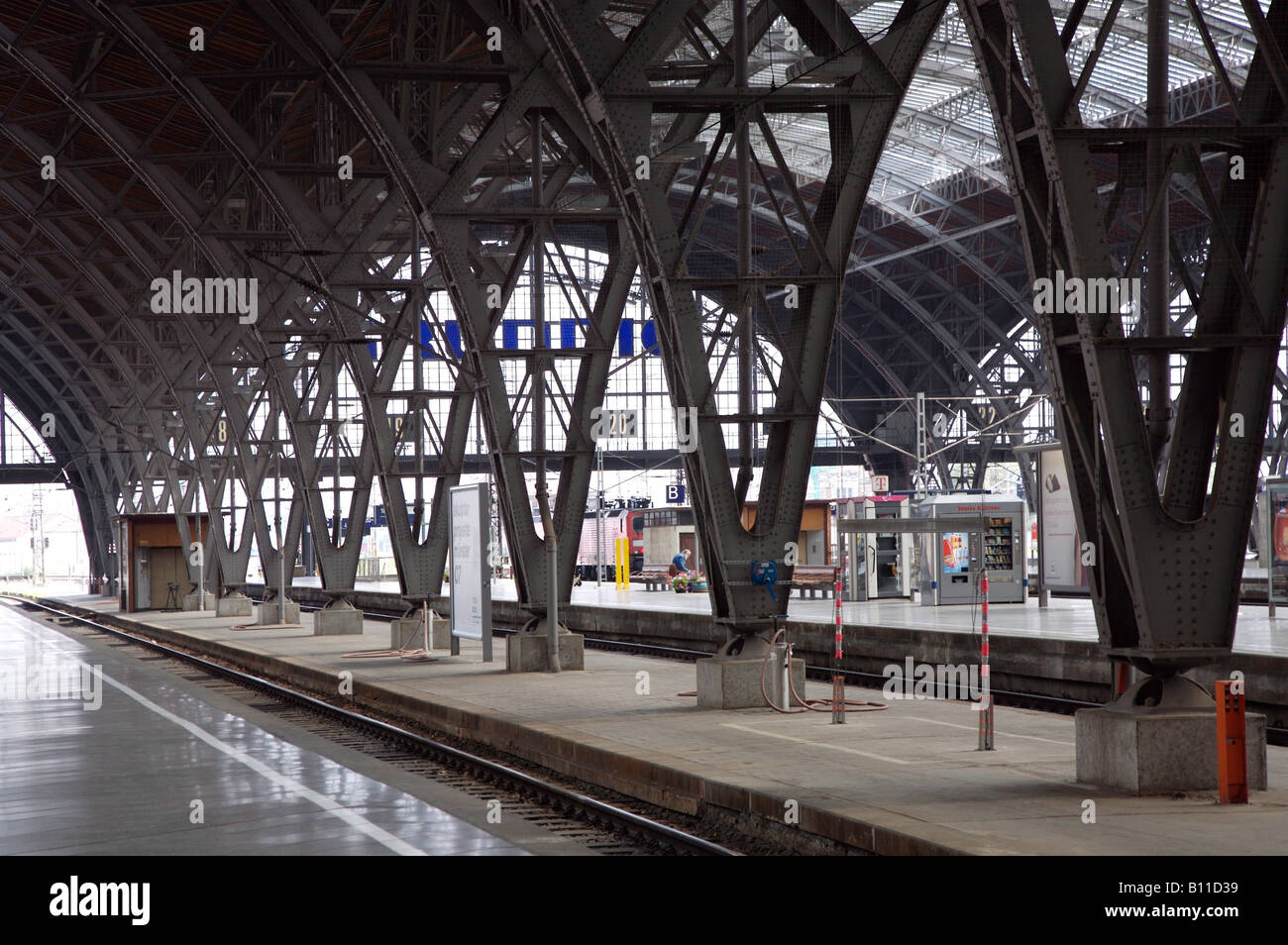 Leipzig, Hauptbahnhof, Bahnsteig und Halle Stock Photo