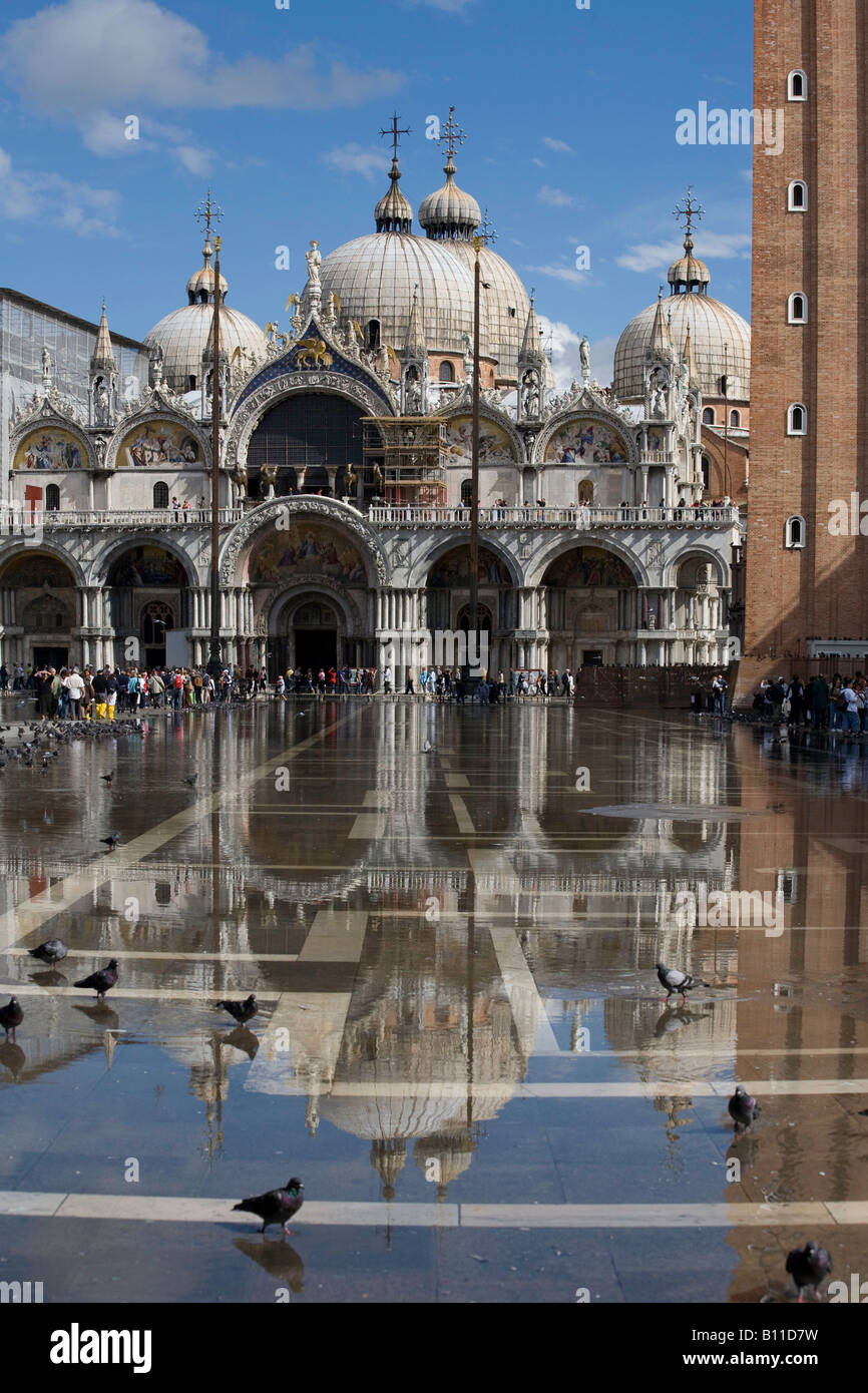Venedig, Markusdom (San Marco), Westfassade mit überschwemmten Markusplatz (leichtes Hochwasser) Stock Photo