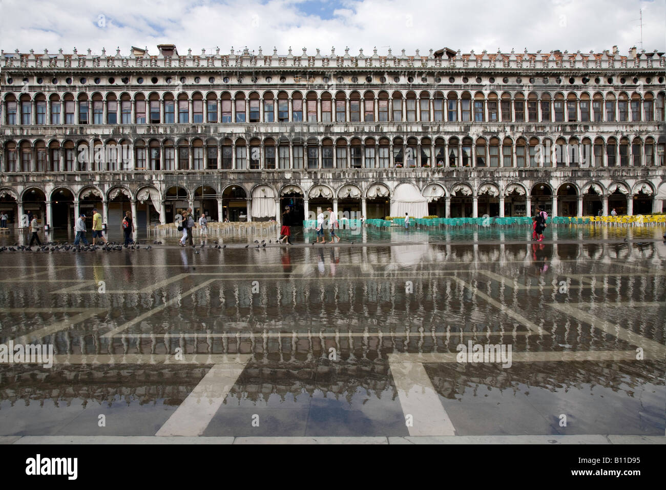 Venedig, Markusplatz (Piazza San Marco), Nordseite bei leichtem Hochwasser Stock Photo