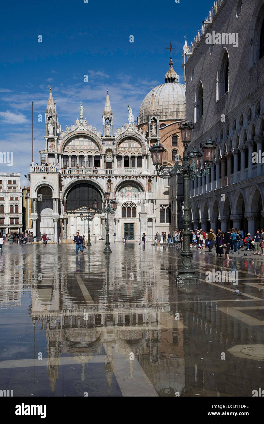 Venedig, Markusdom (San Marco), Westliche Südfassade mit überschwemmten Markusplatz (leichtes Hochwasser) Stock Photo