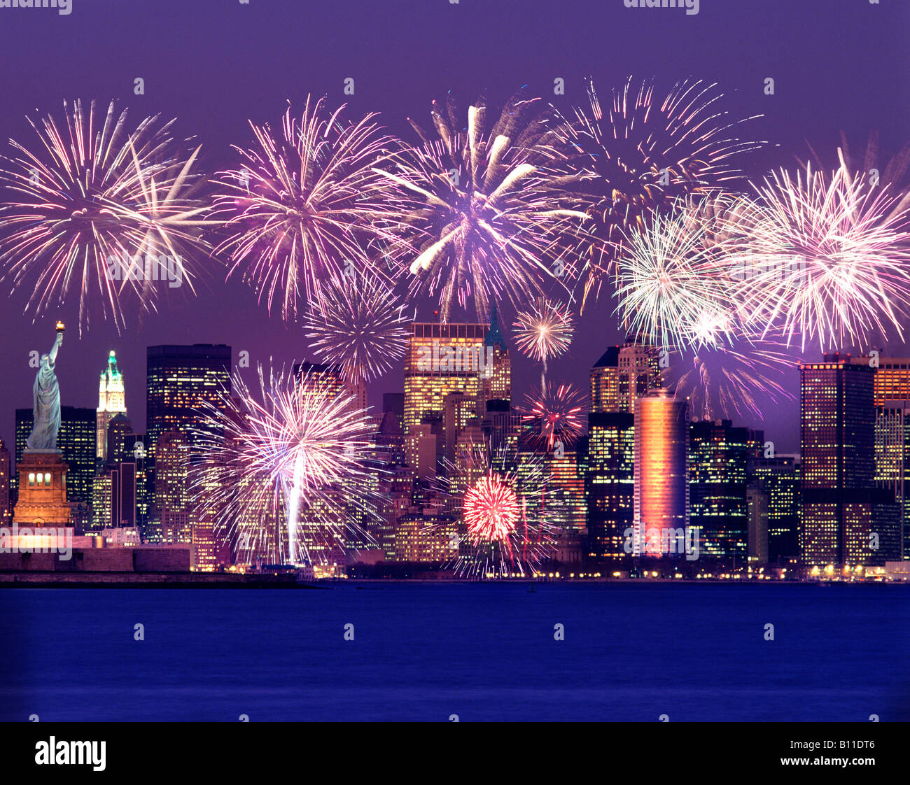 STATUE OF LIBERTY DOWNTOWN SKYLINE MANHATTAN NEW YORK CITY USA Stock ...