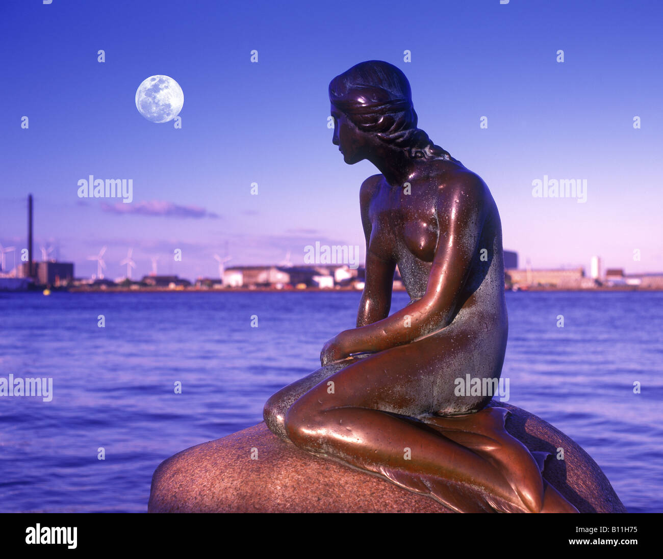 LITTLE MERMAID BRONZE SCULPTURE (©EDVARD ERIKSEN 1913) LANGELINIE PROMENADE COPENHAGEN DENMARK Stock Photo