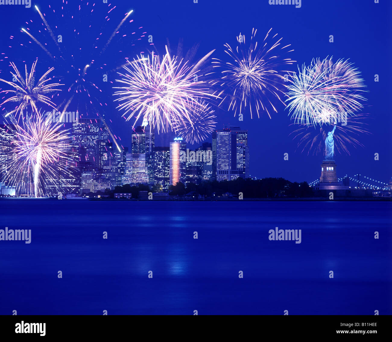 STATUE OF LIBERTY DOWNTOWN SKYLINE MANHATTAN NEW YORK CITY USA Stock ...