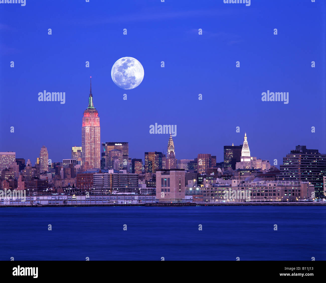 EMPIRE STATE BUILDING MIDTOWN SKYLINE MANHATTAN NEW YORK CITY USA Stock ...