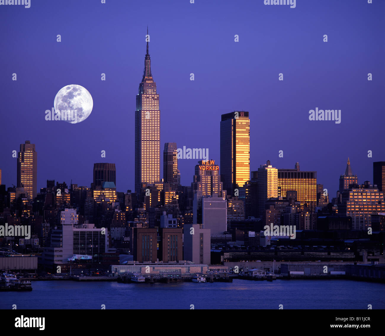 EMPIRE STATE BUILDING MIDTOWN SKYLINE MANHATTAN NEW YORK CITY USA Stock ...