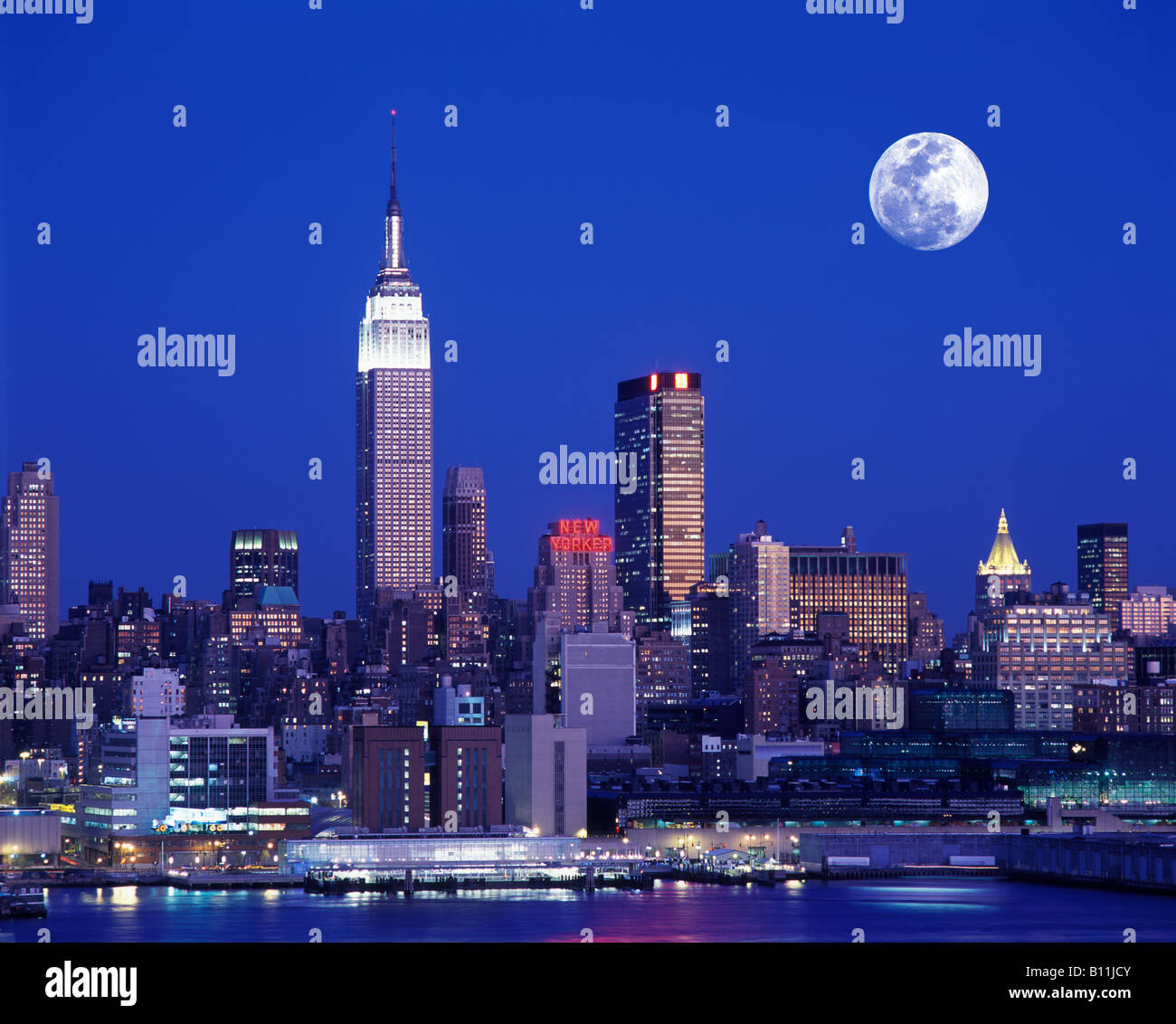 EMPIRE STATE BUILDING MIDTOWN SKYLINE MANHATTAN NEW YORK CITY USA Stock ...