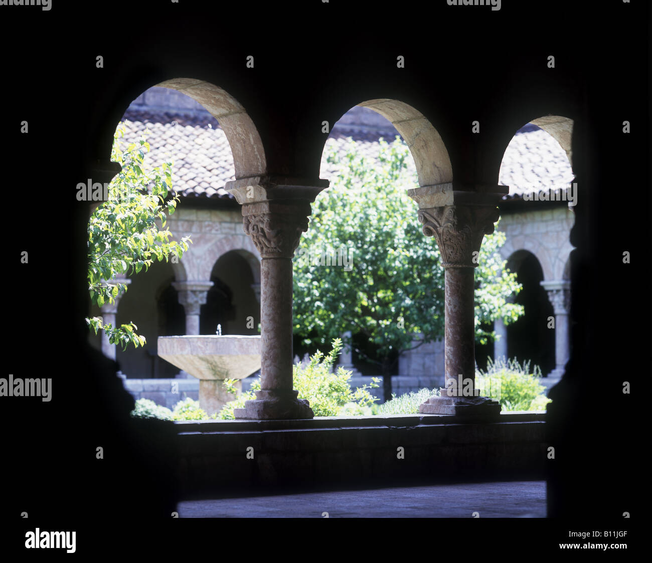 CUXA CLOISTER METROPOLITAN MUSEUM FORT TYRON PARK MANHATTAN NEW YORK