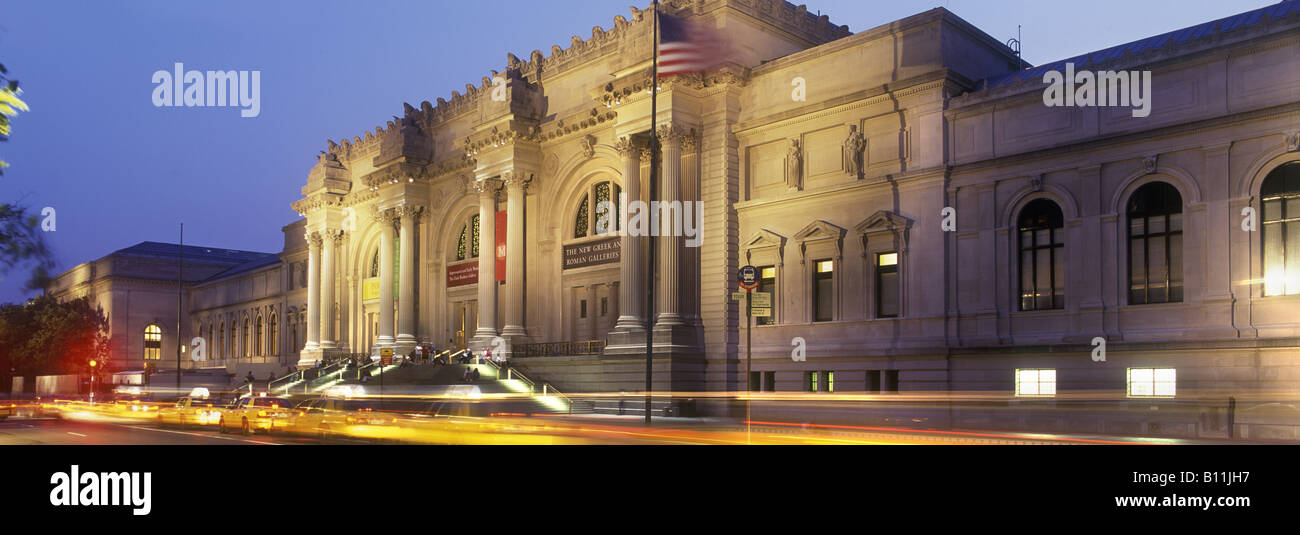 MAIN ENTRANCE METROPOLITAN MUSEUM OF ART (©RICHARD MORRIS HUNT 1874) FIFTH AVENUE MANHATTAN NEW YORK CITY USA Stock Photo