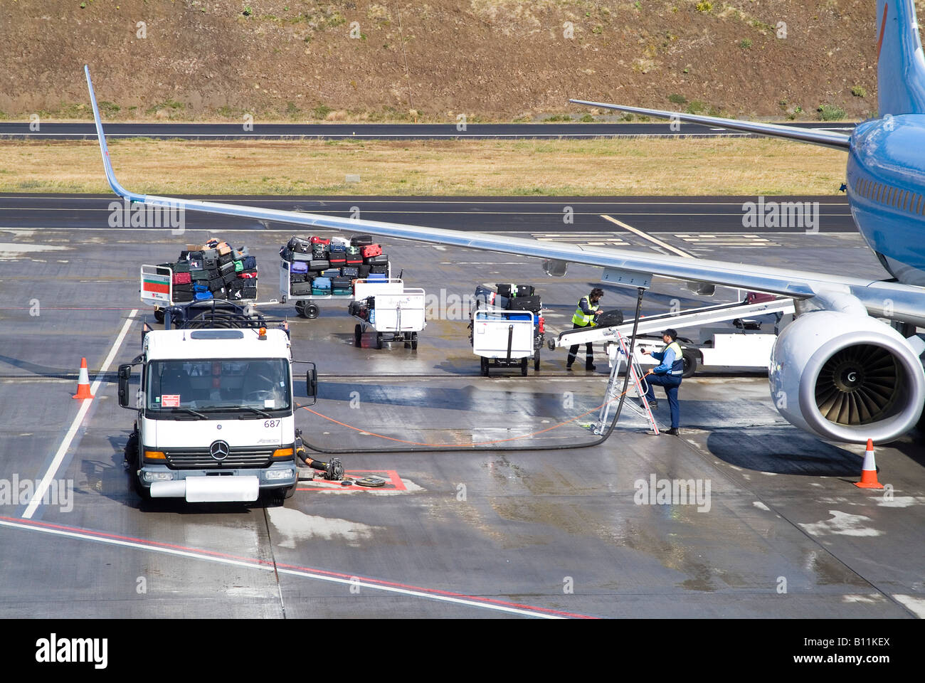 dh Bunker refueling aeroplane FUNCHAL AIRPORT MADEIRA Fueling aircraft bunkering baggage handling plane refuel Stock Photo