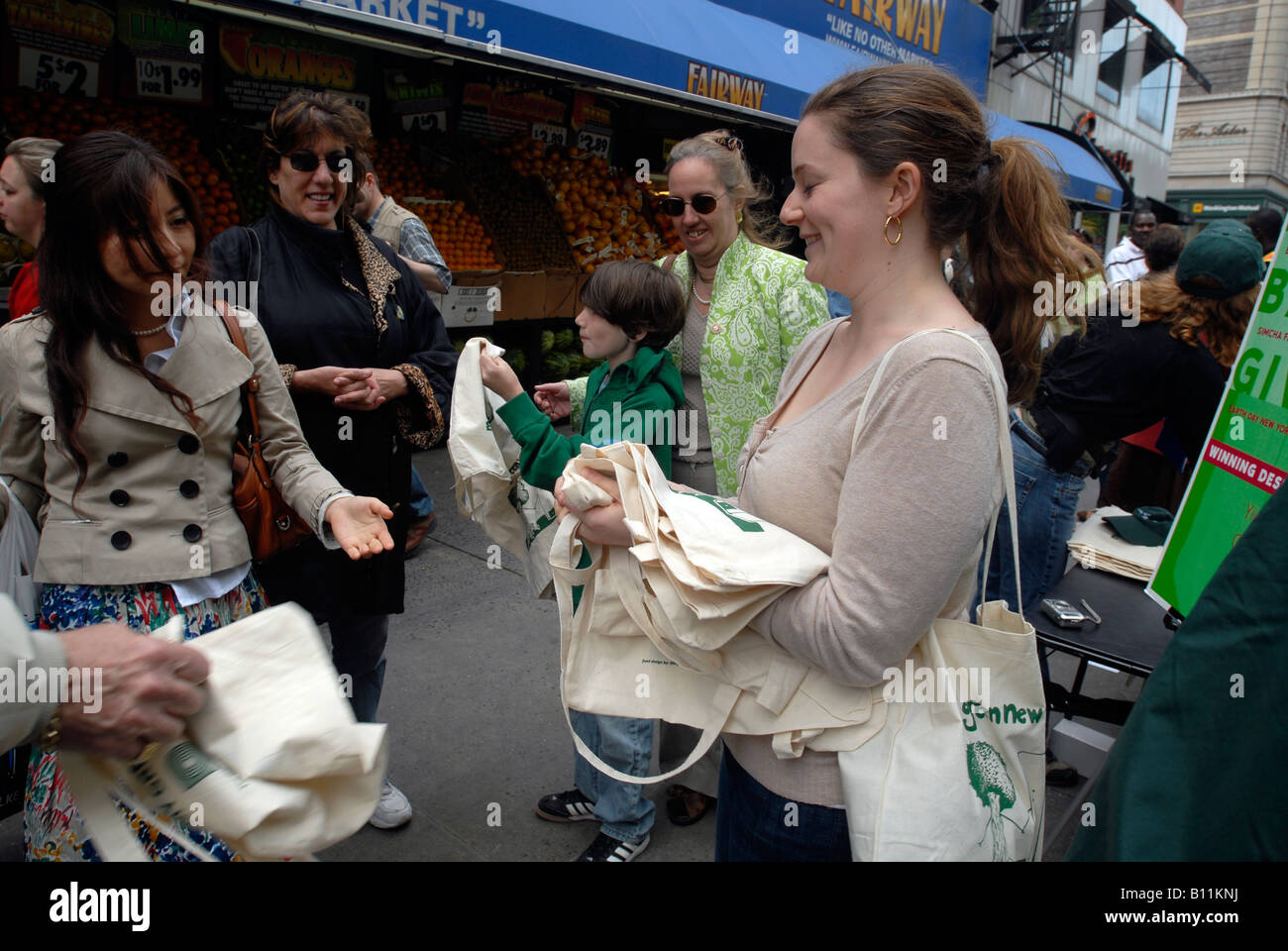 Volunteers in front of Fairway Supermarket in New York give away reusable canvas bags to shoppers to replace the plastic bags Stock Photo