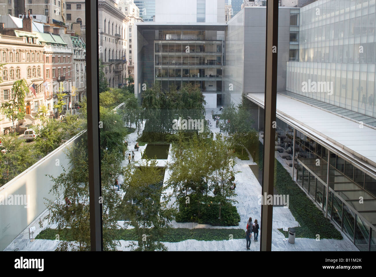 SCULPTURE GARDEN MUSEUM OF MODERN ART MIDTOWN FIFTY THIRD STREET MANHATTAN NEW YORK CITY USA Stock Photo