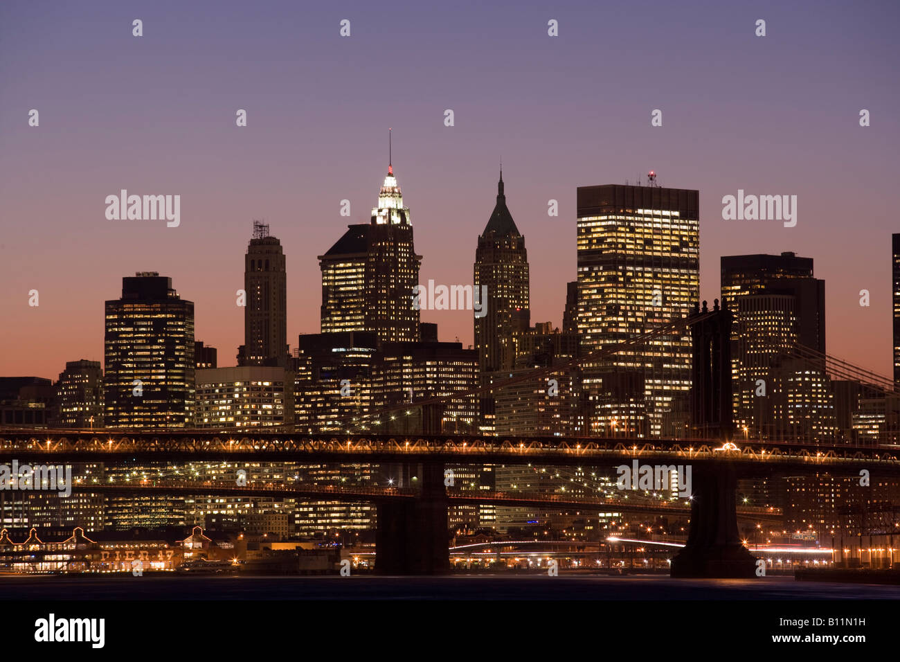 New york city bridges at night hi-res stock photography and images - Alamy