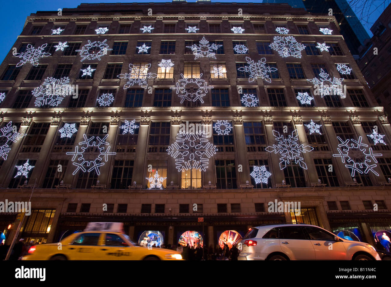 Department Store Christmas Decoration 2018: Saks Fifth Avenue, More –  Footwear News