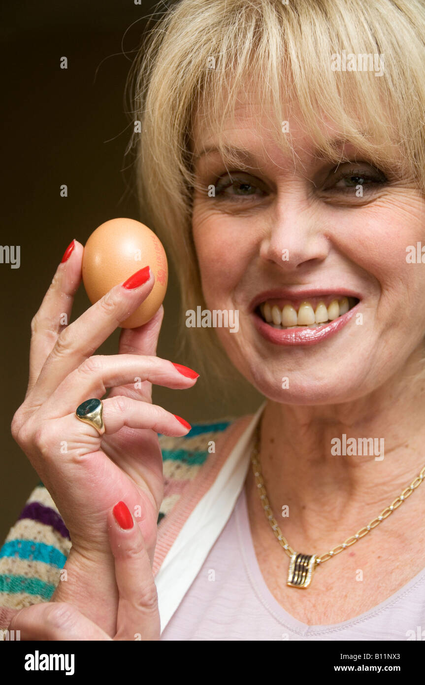 Wimpole Hall Royston Cambridgeshire Georgian house and working organic farm. Joanna Lumley with organic egg. Stock Photo